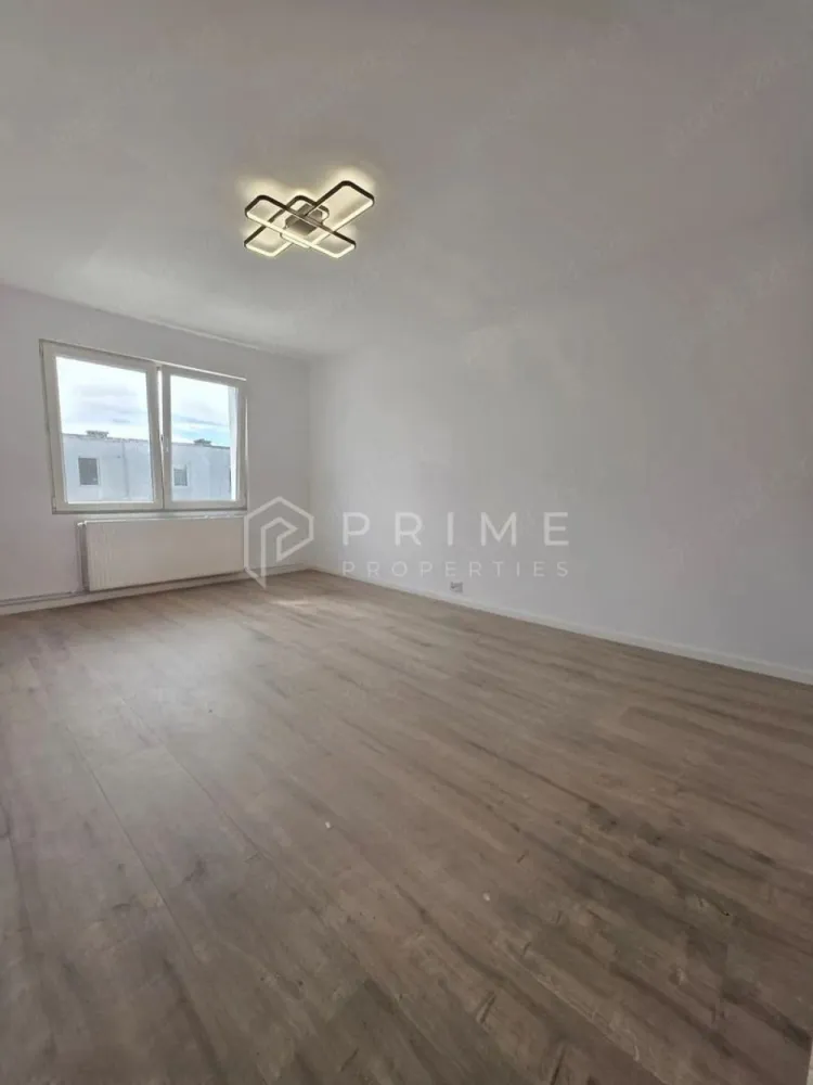 Apartament modern cu 3 camere, complet renovat – Zona Unirii - Vă propunem spre vânzare un apartament cu 3 camere, finisat modern și complet echipat, situat într-o zonă de interes a cartierului Unirii. Proprietatea a beneficiat de o renovare integrală, fiind pregătită pentru o mutare imediată.

Detalii tehnice și compartimentare:

Suprafață utilă: 66,49 mp
Compartimentare: Decomandat, oferind un spațiu bine organizat și o luminozitate optimă
Etaj: 4 din 4
Configurație: 3 camere, 2 băi (confort sporit pentru familii), balcon și hol.

Dotări și avantaje:

Renovare completă: Finisaje moderne și materiale de calitate superioară.
Echipare bucătărie: Se vinde cu bucătăria complet mobilată și utilată cu electrocasnice noi, aflate în garanție.
Climatizare: Dotat cu aparat de aer condiționat pentru un confort termic optim.
Depozitare: Proprietatea include o boxă proprie (beci), oferind spațiu suplimentar pentru depozitare.
Balcon: Spațiu ideal pentru relaxare.

Localizare:
Apartamentul este situat în cartierul Unirii, o zonă foarte căutată pentru liniște și accesibilitate. În imediata proximitate se află unități de învățământ (școală, grădiniță), centre comerciale, stații de transport în comun și alte facilități urbane esențiale.

Datorită dotărilor moderne și a locației, acest apartament reprezintă o oportunitate excelentă atât pentru o familie, cât și pentru o investiție pe piața chiriilor.
