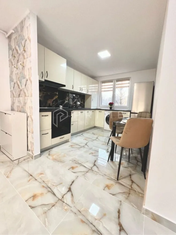 Apartament Premium cu 2 camere – Cartier 7 Noiembrie - Vă propunem spre vânzare un apartament cu 2 camere, confort 1, decomandat, situat în cea mai căutată zonă a orașului Târgu Mureș: cartierul 7 Noiembrie. Proprietatea se află la etajul 3 și beneficiază de o poziționare deosebită, cu vedere directă spre parc și protejată de zgomotul traficului urban.

Detalii tehnice și finisaje:

Suprafață: 52 mp, compartimentare decomandată.
Renovare (2026): Imobilul a fost renovat recent folosind materiale de calitate PREMIUM, fiind la prima utilizare după finalizarea lucrărilor.
Mobilier și dotări: Se vinde complet mobilat și utilat, exact cum este prezentat în fotografii. Toate electrocasnicele sunt NOI și beneficiază de GARANȚIE.

Localizare și facilități:
Apartamentul este ideal pentru cei care își doresc proximitate față de punctele cheie ale orașului, fiind situat în imediata apropiere de:
Educație și Sănătate: Universitatea UMFST, unități spitalicești, școli și grădinițe.
Comerț și Servicii: Piața agro-alimentară, supermarketuri (Profi non-stop), farmacii, bănci.
Timp liber: Complexul de agrement Weekend, restaurante, cafenele și zone verzi.
Mobilitate: Acces facil la stațiile de autobuz și taxi.

Statut juridic:
Proprietatea este liberă de sarcini, cu toate documentele la zi. Predarea cheilor către noul proprietar se face imediat, în ziua perfectării actelor la notar.

Datorită locației strategice și a standardelor înalte de renovare, acest apartament reprezintă o oportunitate rară de investiție sau o locuință ideală pentru cei mai exigenți clienți.