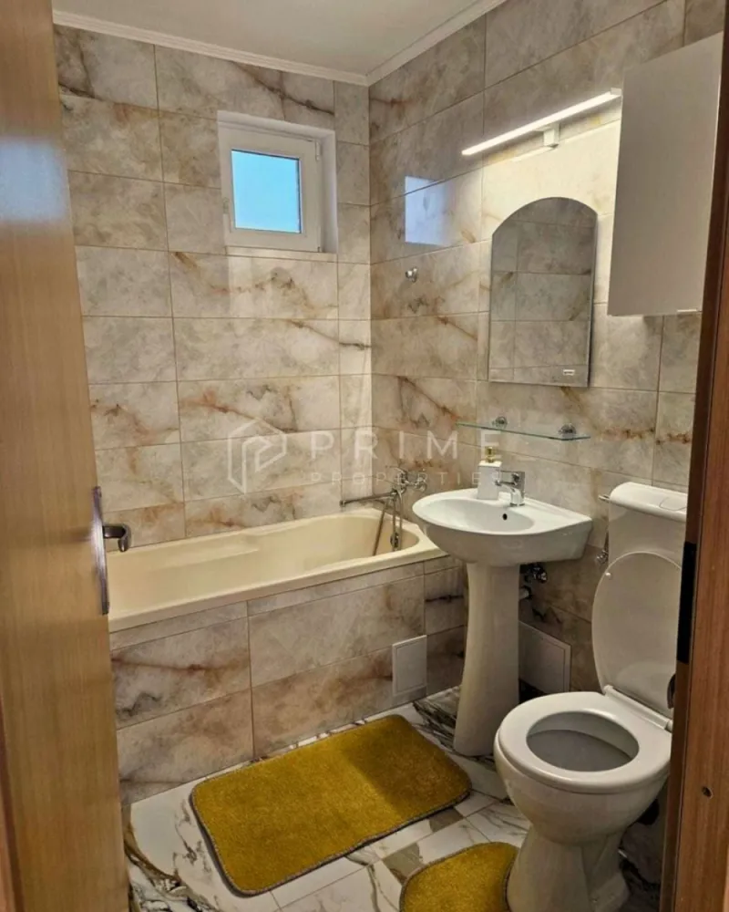 Apartament 2 camere renovat recent | Dotări complete | Cornișa - Vă propunem spre închiriere un apartament cu 2 camere, renovat recent, care oferă toate dotările necesare unui stil de viață modern. Locuința a fost amenajată cu atenție la detalii, punând accent pe eficiență și siguranță.

Dotări și facilități incluse:
Confort termic: Centrală termică proprie și sistem de aer condiționat.
Complet utilat: Mașină de spălat haine și mașină de spălat vase.
Siguranță: Tâmplărie PVC, balcon închis și ușă metalică cu sistem de avertizare la efracție.

Condiții de închiriere:
Preț chirie: 500 Euro / lună.
Comision agenție: 50% din contravaloarea primei luni de chirie.

Contactați echipa Prime Properties pentru a programa o vizionare.