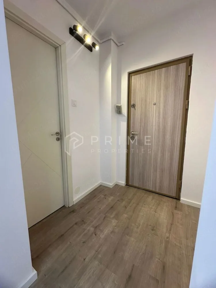 Apartament modern cu 3 camere, complet renovat – Zona Unirii - Vă propunem spre vânzare un apartament cu 3 camere, finisat modern și complet echipat, situat într-o zonă de interes a cartierului Unirii. Proprietatea a beneficiat de o renovare integrală, fiind pregătită pentru o mutare imediată.

Detalii tehnice și compartimentare:

Suprafață utilă: 66,49 mp
Compartimentare: Decomandat, oferind un spațiu bine organizat și o luminozitate optimă
Etaj: 4 din 4
Configurație: 3 camere, 2 băi (confort sporit pentru familii), balcon și hol.

Dotări și avantaje:

Renovare completă: Finisaje moderne și materiale de calitate superioară.
Echipare bucătărie: Se vinde cu bucătăria complet mobilată și utilată cu electrocasnice noi, aflate în garanție.
Climatizare: Dotat cu aparat de aer condiționat pentru un confort termic optim.
Depozitare: Proprietatea include o boxă proprie (beci), oferind spațiu suplimentar pentru depozitare.
Balcon: Spațiu ideal pentru relaxare.

Localizare:
Apartamentul este situat în cartierul Unirii, o zonă foarte căutată pentru liniște și accesibilitate. În imediata proximitate se află unități de învățământ (școală, grădiniță), centre comerciale, stații de transport în comun și alte facilități urbane esențiale.

Datorită dotărilor moderne și a locației, acest apartament reprezintă o oportunitate excelentă atât pentru o familie, cât și pentru o investiție pe piața chiriilor.