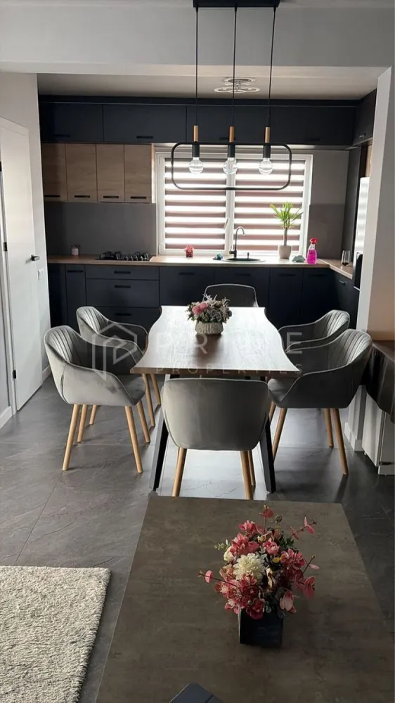 Casă tip duplex complet amenajată, semimobilată - Vă prezentăm spre vânzare această proprietate, care dispune de 4 camere și este ideală pentru o familie care își dorește confort și spațiu generos. Suprafața utilă este de 106 mp, oferind o compartimentare practică și luminoasă.
Casa este compusă din 3 dormitoare, dintre care unul situat la parter, prevăzut cu dressing, iar celelalte două sunt la etaj. 
De asemenea, locuința dispune de două băi, una la parter și una la etaj. Livingul este generos, cu bucătărie open space, oferind un spațiu modern și primitor, completat de o terasă acoperită, ideală pentru relaxare.
Locuința se vinde semimobilată și utilată, fiind pregătită pentru a te primi imediat.
Proprietatea beneficiază de o curte generoasă de 360 mp, perfectă pentru relaxare, amenajare grădină, spațiu de joacă pentru copii sau zonă de barbecue.
Finisajele de înaltă calitate din living și bucătărie adaugă un plus de eleganță și confort, iar încălzirea în pardoseală asigură un ambient plăcut pe tot parcursul anului.
Un mare avantaj este podul, care este complet podit și parchetat, prevăzut cu geamuri pe ambele părți, oferind spațiu suplimentar util pentru depozitare sau amenajare.
Drumul de acces are o lățime de 12 metri și urmează să fie asfaltat în cursul acestui an, ceea ce va crește considerabil confortul și valoarea proprietății.
Casa este situată într-o zonă liniștită, perfectă pentru familii, oferind acces facil către puncte de interes precum școli, magazine și alte facilități.
Proprietatea reprezintă o alegere excelentă atât pentru locuit, cât și ca investiție pe termen lung.

La Prime Properties, fiecare tranzacție înseamnă mai mult decât o simplă achiziție – este un proces complet, în care colaborăm cu cei mai buni profesioniști: notari, avocați, designeri, arhitecți, evaluatori, specialiști în certificate energetice, consultanți de credite imobiliare.
Astfel, atunci când alegi o proprietate prin noi, primești la pachet și siguranță, transparență și servicii impecabile pe tot parcursul drumului tău către casa ideală.
Ne dedicăm 100% fiecărui client, iar asta se reflectă în rezultate și în încrederea pe care o primim înapoi prin recomandările lor.
Proprietatea aceasta nu se potrivește exact nevoilor tale?
Lasă-ne să îți găsim alternativa potrivită. Agentul nostru îți va oferi soluții avantajoase și adaptate stilului tău de viață.
📞 Contactează-ne astăzi. Până acum nu am dezamăgit niciun client – și nu vom începe cu tine.
Comision 0% pentru cumpărători