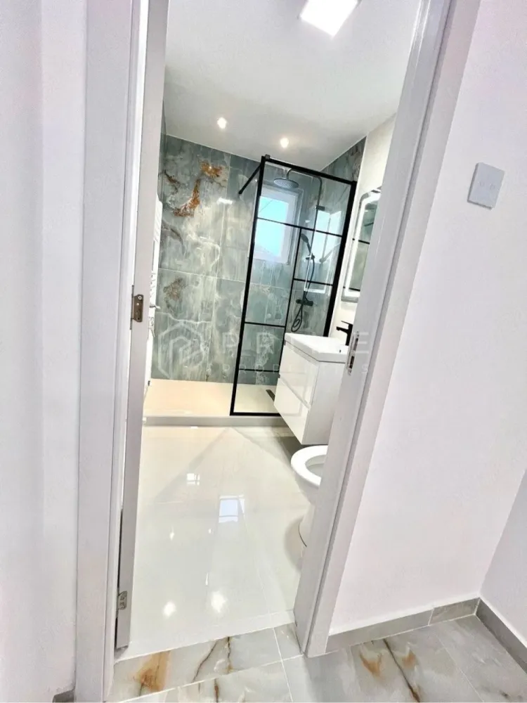 Apartament Premium cu 2 camere – Cartier 7 Noiembrie - Vă propunem spre vânzare un apartament cu 2 camere, confort 1, decomandat, situat în cea mai căutată zonă a orașului Târgu Mureș: cartierul 7 Noiembrie. Proprietatea se află la etajul 3 și beneficiază de o poziționare deosebită, cu vedere directă spre parc și protejată de zgomotul traficului urban.

Detalii tehnice și finisaje:

Suprafață: 52 mp, compartimentare decomandată.
Renovare (2026): Imobilul a fost renovat recent folosind materiale de calitate PREMIUM, fiind la prima utilizare după finalizarea lucrărilor.
Mobilier și dotări: Se vinde complet mobilat și utilat, exact cum este prezentat în fotografii. Toate electrocasnicele sunt NOI și beneficiază de GARANȚIE.

Localizare și facilități:
Apartamentul este ideal pentru cei care își doresc proximitate față de punctele cheie ale orașului, fiind situat în imediata apropiere de:
Educație și Sănătate: Universitatea UMFST, unități spitalicești, școli și grădinițe.
Comerț și Servicii: Piața agro-alimentară, supermarketuri (Profi non-stop), farmacii, bănci.
Timp liber: Complexul de agrement Weekend, restaurante, cafenele și zone verzi.
Mobilitate: Acces facil la stațiile de autobuz și taxi.

Statut juridic:
Proprietatea este liberă de sarcini, cu toate documentele la zi. Predarea cheilor către noul proprietar se face imediat, în ziua perfectării actelor la notar.

Datorită locației strategice și a standardelor înalte de renovare, acest apartament reprezintă o oportunitate rară de investiție sau o locuință ideală pentru cei mai exigenți clienți.