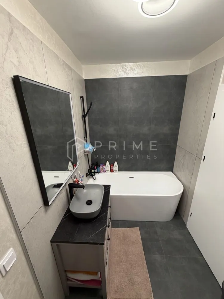 Casă tip duplex complet amenajată, semimobilată - Vă prezentăm spre vânzare această proprietate, care dispune de 4 camere și este ideală pentru o familie care își dorește confort și spațiu generos. Suprafața utilă este de 106 mp, oferind o compartimentare practică și luminoasă.
Casa este compusă din 3 dormitoare, dintre care unul situat la parter, prevăzut cu dressing, iar celelalte două sunt la etaj. 
De asemenea, locuința dispune de două băi, una la parter și una la etaj. Livingul este generos, cu bucătărie open space, oferind un spațiu modern și primitor, completat de o terasă acoperită, ideală pentru relaxare.
Locuința se vinde semimobilată și utilată, fiind pregătită pentru a te primi imediat.
Proprietatea beneficiază de o curte generoasă de 360 mp, perfectă pentru relaxare, amenajare grădină, spațiu de joacă pentru copii sau zonă de barbecue.
Finisajele de înaltă calitate din living și bucătărie adaugă un plus de eleganță și confort, iar încălzirea în pardoseală asigură un ambient plăcut pe tot parcursul anului.
Un mare avantaj este podul, care este complet podit și parchetat, prevăzut cu geamuri pe ambele părți, oferind spațiu suplimentar util pentru depozitare sau amenajare.
Drumul de acces are o lățime de 12 metri și urmează să fie asfaltat în cursul acestui an, ceea ce va crește considerabil confortul și valoarea proprietății.
Casa este situată într-o zonă liniștită, perfectă pentru familii, oferind acces facil către puncte de interes precum școli, magazine și alte facilități.
Proprietatea reprezintă o alegere excelentă atât pentru locuit, cât și ca investiție pe termen lung.

La Prime Properties, fiecare tranzacție înseamnă mai mult decât o simplă achiziție – este un proces complet, în care colaborăm cu cei mai buni profesioniști: notari, avocați, designeri, arhitecți, evaluatori, specialiști în certificate energetice, consultanți de credite imobiliare.
Astfel, atunci când alegi o proprietate prin noi, primești la pachet și siguranță, transparență și servicii impecabile pe tot parcursul drumului tău către casa ideală.
Ne dedicăm 100% fiecărui client, iar asta se reflectă în rezultate și în încrederea pe care o primim înapoi prin recomandările lor.
Proprietatea aceasta nu se potrivește exact nevoilor tale?
Lasă-ne să îți găsim alternativa potrivită. Agentul nostru îți va oferi soluții avantajoase și adaptate stilului tău de viață.
📞 Contactează-ne astăzi. Până acum nu am dezamăgit niciun client – și nu vom începe cu tine.
Comision 0% pentru cumpărători