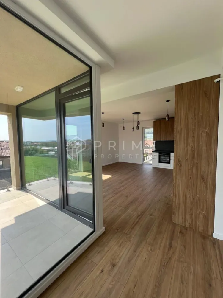 De vânzare apartament 2 camere, Cartier Unirii-Complex rezidențial nou - Descoperă un apartament modern și luminos, cu o suprafață generoasă de 70 mp utili, gândit pentru confort și eleganță.

Compartimentare inteligentă:

Dormitor spațios
Living cu bucătărie open-space și zonă de dinning
Baie modernă
Balcon cu priveliște superbă către spații verzi

Dotări premium:

Finisaje de lux
Bucătărie mobilată și utilată cu electrocasnice de ultimă generație
Spații vitrate foarte mari → lumină naturală din abundență

Apartament situat într-un complex rezidențial nou, modern, în cartierul Unirii

✔️ Perfect pentru cei care caută un stil de viață rafinat, liniștit și aproape de natură, dar și la câțiva pași de toate facilitățile urbane.

Pentru clienții cumpărători, comisionul este 0%.
La Prime Properties, fiecare tranzacție înseamnă mai mult decât o simplă achiziție – este un proces complet, în care colaborăm cu cei mai buni profesioniști: notari, avocați, designeri, arhitecți, evaluatori, specialiști în certificate energetice, consultanți de credite imobiliare.
Astfel, atunci când alegi o proprietate prin noi, primești la pachet și siguranță, transparență și servicii impecabile pe tot parcursul drumului tău către casa ideală.
Ne dedicăm 100% fiecărui client, iar asta se reflectă în rezultate și în încrederea pe care o primim înapoi prin recomandările lor.
Proprietatea aceasta nu se potrivește exact nevoilor tale?
Lasă-ne să îți găsim alternativa potrivită. Agentul nostru îți va oferi soluții avantajoase și adaptate stilului tău de viață.
📞 Contactează-ne astăzi. Până acum nu am dezamăgit niciun client – și nu vom începe cu tine.