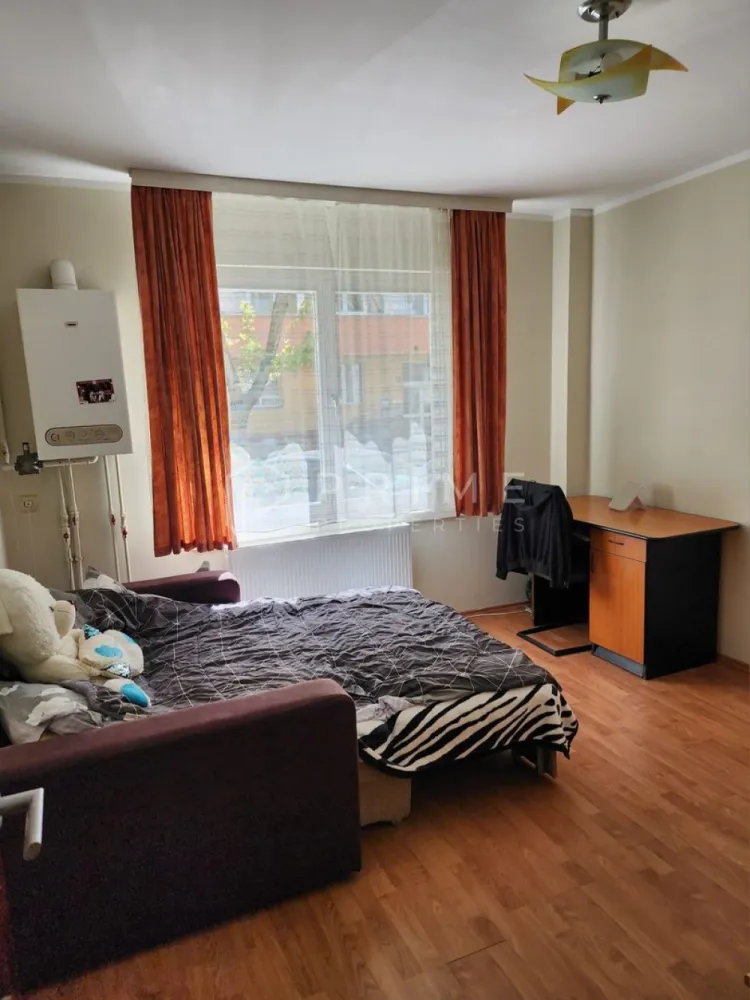 Apartament 1 camera Tudor | str Prieteniei parter | - Vă prezentăm spre vânzare această garsonieră cu o suprafață utilă de 24 mp situată la parterul unui bloc cu 4 etaje pe strada Prieteniei în Tudor
Garsoniera îți oferă un spațiu confortabil cu pardoseli laminate în bucătărie și living, iar băile sunt finisate cu gresie. Pereții sunt vopsiți cu vopsea lavabilă , creând o atmosferă luminoasă și primitoare.
Proprietatea se află într-o zonă bine conectată, aproape de transport public, cu stații de autobuz la doar câțiva pași. 
De asemenea, ai acces ușor la restaurante, cafenele și magazine, ceea ce face viața de zi cu zi mai plăcută.

La Prime Properties, fiecare tranzacție înseamnă mai mult decât o simplă achiziție – este un proces complet, în care colaborăm cu cei mai buni profesioniști: notari, avocați, designeri, arhitecți, evaluatori, specialiști în certificate energetice, consultanți de credite imobiliare.
Astfel, atunci când alegi o proprietate prin noi, primești la pachet și siguranță, transparență și servicii impecabile pe tot parcursul drumului tău către casa ideală.
Ne dedicăm 100% fiecărui client, iar asta se reflectă în rezultate și în încrederea pe care o primim înapoi prin recomandările lor.
Proprietatea aceasta nu se potrivește exact nevoilor tale?
Lasă-ne să îți găsim alternativa potrivită. Agentul nostru îți va oferi soluții avantajoase și adaptate stilului tău de viață.
📞 Contactează-ne astăzi. Până acum nu am dezamăgit niciun client – și nu vom începe cu tine.
Comision 0% pentru cumpărători