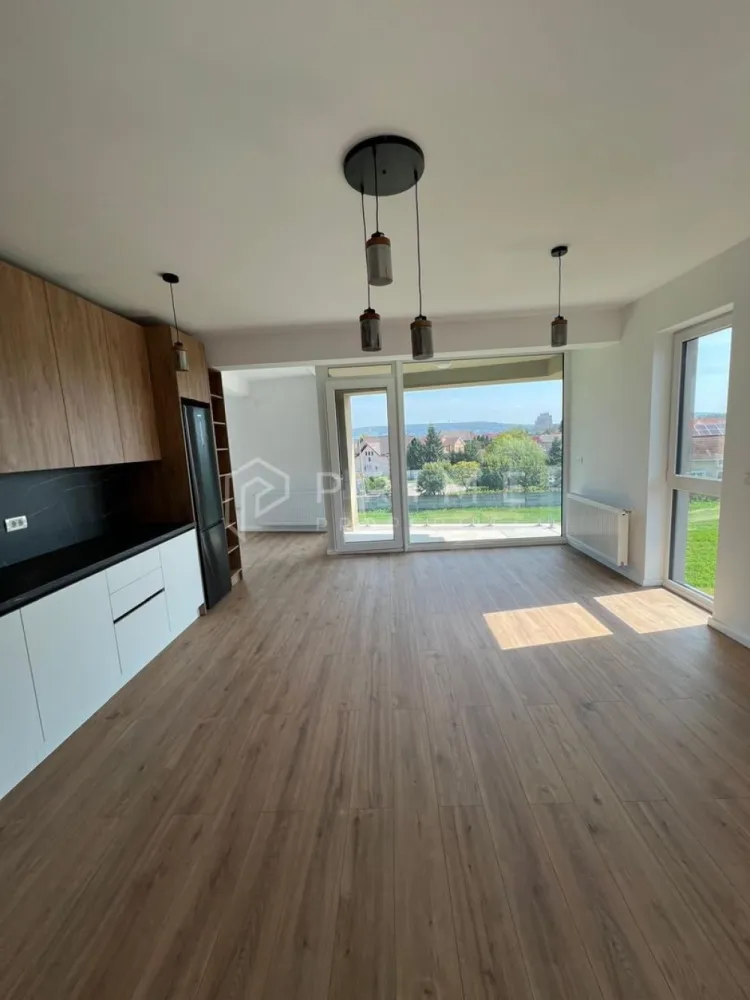 De vânzare apartament 2 camere, Cartier Unirii-Complex rezidențial nou - Descoperă un apartament modern și luminos, cu o suprafață generoasă de 70 mp utili, gândit pentru confort și eleganță.

Compartimentare inteligentă:

Dormitor spațios
Living cu bucătărie open-space și zonă de dinning
Baie modernă
Balcon cu priveliște superbă către spații verzi

Dotări premium:

Finisaje de lux
Bucătărie mobilată și utilată cu electrocasnice de ultimă generație
Spații vitrate foarte mari → lumină naturală din abundență

Apartament situat într-un complex rezidențial nou, modern, în cartierul Unirii

✔️ Perfect pentru cei care caută un stil de viață rafinat, liniștit și aproape de natură, dar și la câțiva pași de toate facilitățile urbane.

Pentru clienții cumpărători, comisionul este 0%.
La Prime Properties, fiecare tranzacție înseamnă mai mult decât o simplă achiziție – este un proces complet, în care colaborăm cu cei mai buni profesioniști: notari, avocați, designeri, arhitecți, evaluatori, specialiști în certificate energetice, consultanți de credite imobiliare.
Astfel, atunci când alegi o proprietate prin noi, primești la pachet și siguranță, transparență și servicii impecabile pe tot parcursul drumului tău către casa ideală.
Ne dedicăm 100% fiecărui client, iar asta se reflectă în rezultate și în încrederea pe care o primim înapoi prin recomandările lor.
Proprietatea aceasta nu se potrivește exact nevoilor tale?
Lasă-ne să îți găsim alternativa potrivită. Agentul nostru îți va oferi soluții avantajoase și adaptate stilului tău de viață.
📞 Contactează-ne astăzi. Până acum nu am dezamăgit niciun client – și nu vom începe cu tine.