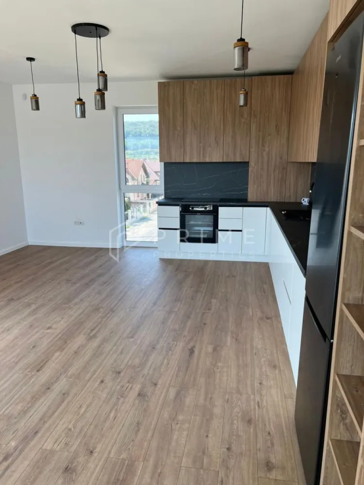 De vânzare apartament 2 camere, Cartier Unirii-Complex rezidențial nou - Descoperă un apartament modern și luminos, cu o suprafață generoasă de 70 mp utili, gândit pentru confort și eleganță.

Compartimentare inteligentă:

Dormitor spațios
Living cu bucătărie open-space și zonă de dinning
Baie modernă
Balcon cu priveliște superbă către spații verzi

Dotări premium:

Finisaje de lux
Bucătărie mobilată și utilată cu electrocasnice de ultimă generație
Spații vitrate foarte mari → lumină naturală din abundență

Apartament situat într-un complex rezidențial nou, modern, în cartierul Unirii

✔️ Perfect pentru cei care caută un stil de viață rafinat, liniștit și aproape de natură, dar și la câțiva pași de toate facilitățile urbane.

Pentru clienții cumpărători, comisionul este 0%.
La Prime Properties, fiecare tranzacție înseamnă mai mult decât o simplă achiziție – este un proces complet, în care colaborăm cu cei mai buni profesioniști: notari, avocați, designeri, arhitecți, evaluatori, specialiști în certificate energetice, consultanți de credite imobiliare.
Astfel, atunci când alegi o proprietate prin noi, primești la pachet și siguranță, transparență și servicii impecabile pe tot parcursul drumului tău către casa ideală.
Ne dedicăm 100% fiecărui client, iar asta se reflectă în rezultate și în încrederea pe care o primim înapoi prin recomandările lor.
Proprietatea aceasta nu se potrivește exact nevoilor tale?
Lasă-ne să îți găsim alternativa potrivită. Agentul nostru îți va oferi soluții avantajoase și adaptate stilului tău de viață.
📞 Contactează-ne astăzi. Până acum nu am dezamăgit niciun client – și nu vom începe cu tine.