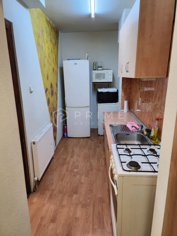 Apartament 1 camera Tudor | str Prieteniei parter | - Vă prezentăm spre vânzare această garsonieră cu o suprafață utilă de 24 mp situată la parterul unui bloc cu 4 etaje pe strada Prieteniei în Tudor
Garsoniera îți oferă un spațiu confortabil cu pardoseli laminate în bucătărie și living, iar băile sunt finisate cu gresie. Pereții sunt vopsiți cu vopsea lavabilă , creând o atmosferă luminoasă și primitoare.
Proprietatea se află într-o zonă bine conectată, aproape de transport public, cu stații de autobuz la doar câțiva pași. 
De asemenea, ai acces ușor la restaurante, cafenele și magazine, ceea ce face viața de zi cu zi mai plăcută.

La Prime Properties, fiecare tranzacție înseamnă mai mult decât o simplă achiziție – este un proces complet, în care colaborăm cu cei mai buni profesioniști: notari, avocați, designeri, arhitecți, evaluatori, specialiști în certificate energetice, consultanți de credite imobiliare.
Astfel, atunci când alegi o proprietate prin noi, primești la pachet și siguranță, transparență și servicii impecabile pe tot parcursul drumului tău către casa ideală.
Ne dedicăm 100% fiecărui client, iar asta se reflectă în rezultate și în încrederea pe care o primim înapoi prin recomandările lor.
Proprietatea aceasta nu se potrivește exact nevoilor tale?
Lasă-ne să îți găsim alternativa potrivită. Agentul nostru îți va oferi soluții avantajoase și adaptate stilului tău de viață.
📞 Contactează-ne astăzi. Până acum nu am dezamăgit niciun client – și nu vom începe cu tine.
Comision 0% pentru cumpărători
