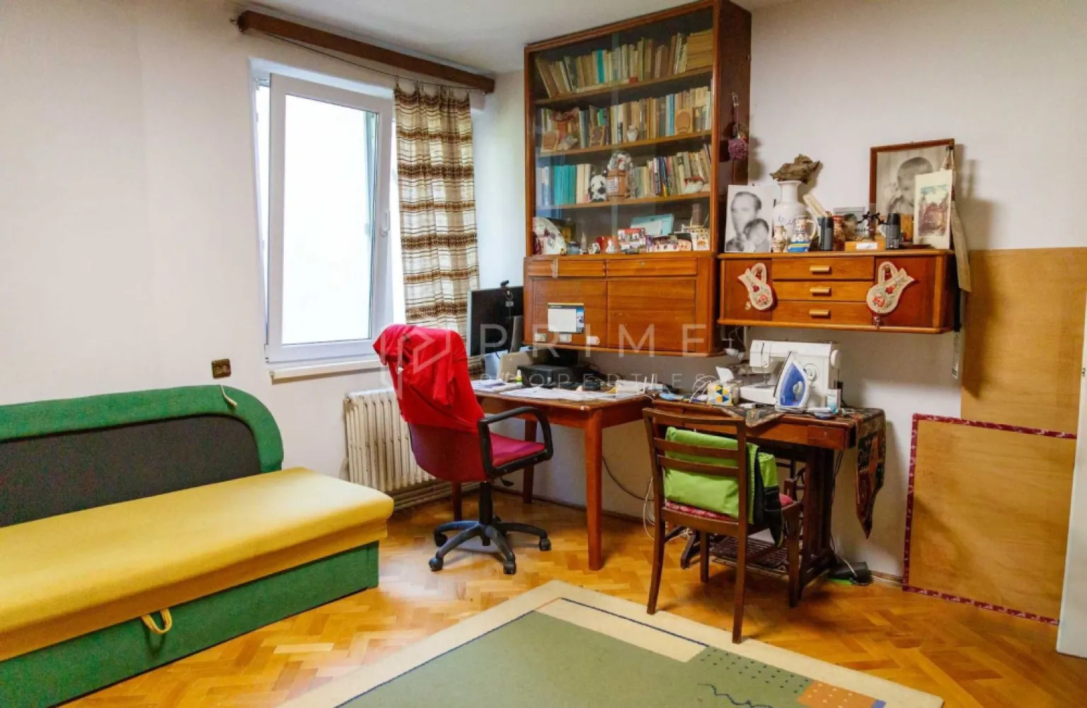 Apartament spațios cu 3 camere, decomandat – Zona 7 Noiembrie / UMFST - Vă propunem spre vânzare un apartament cu 3 camere, decomandat, confort 1, situat într-una dintre cele mai căutate și accesibile zone din Târgu Mureș: cartierul 7 Noiembrie (zona Bulevardului 22 Decembrie 1989), pe strada Constantin Romanu Vivu.
Datorită poziționării strategice, această proprietate reprezintă o alegere excelentă atât pentru locuit, cât și ca investiție sigură, cu un randament ridicat la închiriere.

Detalii principale:

Suprafață: 72 mp, cu o compartimentare extrem de practică
Regim de înălțime: Etajul 2 din 3 (imobil cu regim redus de înălțime)
Tip construcție: Clădire solidă din cărămidă
Disponibilitate: Eliberabil imediat

Compartimentare:
Locuința este complet decomandată și oferă spații generoase, fiind alcătuită din:

3 camere luminoase
2 antreuri
1 baie principală și 1 grup sanitar de serviciu (WC)
Bucătărie
Spații de depozitare: cămară și 2 debarale
Terasă

Avantaje și localizare:

Puncte de interes major: Situat la doar câteva minute de UMFST, principalele spitale din zonă și piața de zi.
Public țintă: Configurația și locația îl fac ideal pentru studenți, cadre medicale, dar și pentru o familie care își dorește acces rapid la facilitățile urbane.