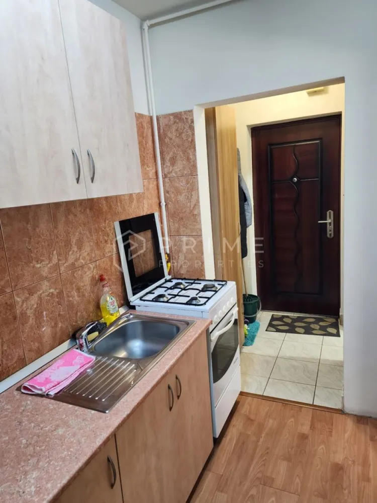 Apartament 1 camera Tudor | str Prieteniei parter | - Vă prezentăm spre vânzare această garsonieră cu o suprafață utilă de 24 mp situată la parterul unui bloc cu 4 etaje pe strada Prieteniei în Tudor
Garsoniera îți oferă un spațiu confortabil cu pardoseli laminate în bucătărie și living, iar băile sunt finisate cu gresie. Pereții sunt vopsiți cu vopsea lavabilă , creând o atmosferă luminoasă și primitoare.
Proprietatea se află într-o zonă bine conectată, aproape de transport public, cu stații de autobuz la doar câțiva pași. 
De asemenea, ai acces ușor la restaurante, cafenele și magazine, ceea ce face viața de zi cu zi mai plăcută.

La Prime Properties, fiecare tranzacție înseamnă mai mult decât o simplă achiziție – este un proces complet, în care colaborăm cu cei mai buni profesioniști: notari, avocați, designeri, arhitecți, evaluatori, specialiști în certificate energetice, consultanți de credite imobiliare.
Astfel, atunci când alegi o proprietate prin noi, primești la pachet și siguranță, transparență și servicii impecabile pe tot parcursul drumului tău către casa ideală.
Ne dedicăm 100% fiecărui client, iar asta se reflectă în rezultate și în încrederea pe care o primim înapoi prin recomandările lor.
Proprietatea aceasta nu se potrivește exact nevoilor tale?
Lasă-ne să îți găsim alternativa potrivită. Agentul nostru îți va oferi soluții avantajoase și adaptate stilului tău de viață.
📞 Contactează-ne astăzi. Până acum nu am dezamăgit niciun client – și nu vom începe cu tine.
Comision 0% pentru cumpărători