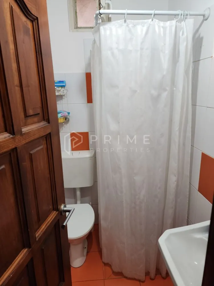 Apartament 1 camera Tudor | str Prieteniei parter | - Vă prezentăm spre vânzare această garsonieră cu o suprafață utilă de 24 mp situată la parterul unui bloc cu 4 etaje pe strada Prieteniei în Tudor
Garsoniera îți oferă un spațiu confortabil cu pardoseli laminate în bucătărie și living, iar băile sunt finisate cu gresie. Pereții sunt vopsiți cu vopsea lavabilă , creând o atmosferă luminoasă și primitoare.
Proprietatea se află într-o zonă bine conectată, aproape de transport public, cu stații de autobuz la doar câțiva pași. 
De asemenea, ai acces ușor la restaurante, cafenele și magazine, ceea ce face viața de zi cu zi mai plăcută.

La Prime Properties, fiecare tranzacție înseamnă mai mult decât o simplă achiziție – este un proces complet, în care colaborăm cu cei mai buni profesioniști: notari, avocați, designeri, arhitecți, evaluatori, specialiști în certificate energetice, consultanți de credite imobiliare.
Astfel, atunci când alegi o proprietate prin noi, primești la pachet și siguranță, transparență și servicii impecabile pe tot parcursul drumului tău către casa ideală.
Ne dedicăm 100% fiecărui client, iar asta se reflectă în rezultate și în încrederea pe care o primim înapoi prin recomandările lor.
Proprietatea aceasta nu se potrivește exact nevoilor tale?
Lasă-ne să îți găsim alternativa potrivită. Agentul nostru îți va oferi soluții avantajoase și adaptate stilului tău de viață.
📞 Contactează-ne astăzi. Până acum nu am dezamăgit niciun client – și nu vom începe cu tine.
Comision 0% pentru cumpărători