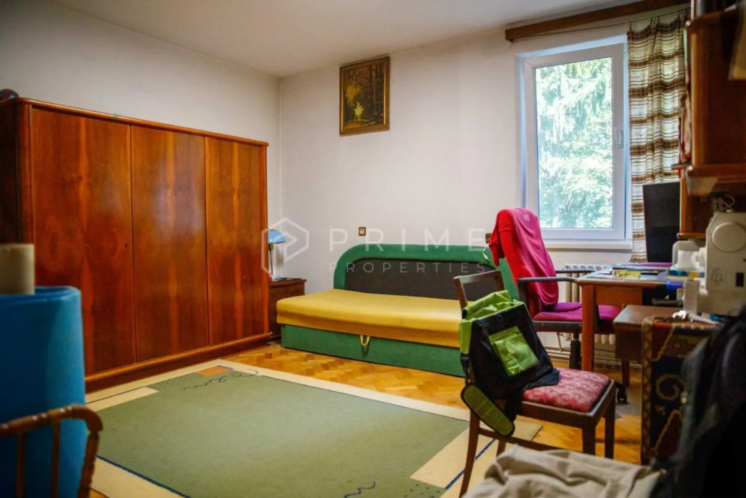 Apartament spațios cu 3 camere, decomandat – Zona 7 Noiembrie / UMFST - Vă propunem spre vânzare un apartament cu 3 camere, decomandat, confort 1, situat într-una dintre cele mai căutate și accesibile zone din Târgu Mureș: cartierul 7 Noiembrie (zona Bulevardului 22 Decembrie 1989), pe strada Constantin Romanu Vivu.
Datorită poziționării strategice, această proprietate reprezintă o alegere excelentă atât pentru locuit, cât și ca investiție sigură, cu un randament ridicat la închiriere.

Detalii principale:

Suprafață: 72 mp, cu o compartimentare extrem de practică
Regim de înălțime: Etajul 2 din 3 (imobil cu regim redus de înălțime)
Tip construcție: Clădire solidă din cărămidă
Disponibilitate: Eliberabil imediat

Compartimentare:
Locuința este complet decomandată și oferă spații generoase, fiind alcătuită din:

3 camere luminoase
2 antreuri
1 baie principală și 1 grup sanitar de serviciu (WC)
Bucătărie
Spații de depozitare: cămară și 2 debarale
Terasă

Avantaje și localizare:

Puncte de interes major: Situat la doar câteva minute de UMFST, principalele spitale din zonă și piața de zi.
Public țintă: Configurația și locația îl fac ideal pentru studenți, cadre medicale, dar și pentru o familie care își dorește acces rapid la facilitățile urbane.
