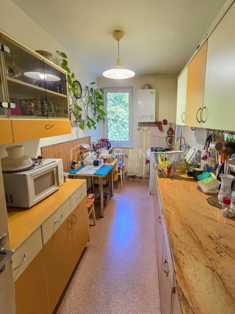 Apartament spațios cu 3 camere, decomandat – Zona 7 Noiembrie / UMFST - Vă propunem spre vânzare un apartament cu 3 camere, decomandat, confort 1, situat într-una dintre cele mai căutate și accesibile zone din Târgu Mureș: cartierul 7 Noiembrie (zona Bulevardului 22 Decembrie 1989), pe strada Constantin Romanu Vivu.
Datorită poziționării strategice, această proprietate reprezintă o alegere excelentă atât pentru locuit, cât și ca investiție sigură, cu un randament ridicat la închiriere.

Detalii principale:

Suprafață: 72 mp, cu o compartimentare extrem de practică
Regim de înălțime: Etajul 2 din 3 (imobil cu regim redus de înălțime)
Tip construcție: Clădire solidă din cărămidă
Disponibilitate: Eliberabil imediat

Compartimentare:
Locuința este complet decomandată și oferă spații generoase, fiind alcătuită din:

3 camere luminoase
2 antreuri
1 baie principală și 1 grup sanitar de serviciu (WC)
Bucătărie
Spații de depozitare: cămară și 2 debarale
Terasă

Avantaje și localizare:

Puncte de interes major: Situat la doar câteva minute de UMFST, principalele spitale din zonă și piața de zi.
Public țintă: Configurația și locația îl fac ideal pentru studenți, cadre medicale, dar și pentru o familie care își dorește acces rapid la facilitățile urbane.