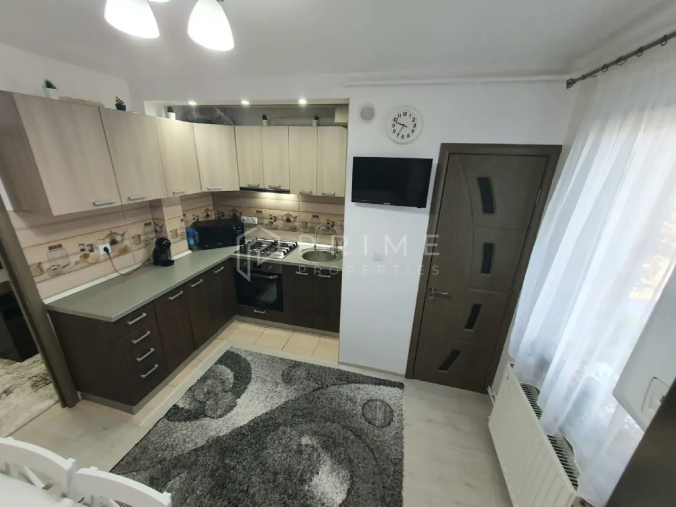 Apartament cu 2 camere, complet renovat – Cartier Unirii, Etaj 1/4 - Vă propunem spre vânzare un apartament cu 2 camere, spațios și complet renovat, situat într-o zonă excelentă și foarte liniștită din cartierul Unirii, pe strada Ștefan Cicio Pop.
Imobilul a beneficiat de o renovare integrală și reprezintă o oportunitate excelentă atât pentru uz personal, cât și pentru o investiție sigură pe termen lung.

Detalii principale:

Suprafață: 52 mp utili + 4 mp balcon
Regim de înălțime: Etajul 1 din 4
Compartimentare: 2 camere, hol, bucătărie, cămară, baie și balcon.

Avantaje și dotări:

Renovat recent: Apartamentul dispune de finisaje moderne și de calitate.
Instalații noi: Atât instalația electrică, cât și cea sanitară au fost înlocuite în totalitate, garantând siguranță și confort.
Eficiență termică: Blocul este izolat termic pe exterior, asigurând un climat optim indiferent de sezon și costuri reduse la întreținere.
Flexibilitate la achiziție: Există posibilitatea ca apartamentul să fie vândut mobilat, oferind opțiunea unei mutări imediate, fără investiții suplimentare.

Locație: Amplasat într-o zonă liniștită, ferită de zgomot, cu acces facil către principalele puncte de interes ale cartierului.
