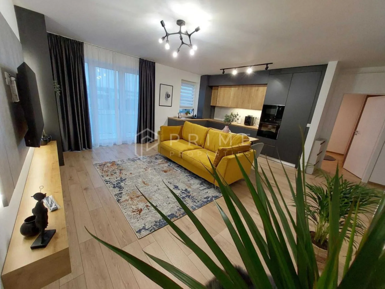 PRIMA ÎNCHIRIERE | Apartament modern 2 camere | Maurer Residence - Echipa noastră vă propune spre închiriere un apartament deosebit, complet mobilat și utilat, situat la etajul 7 al unui imobil de 8 niveluri din cadrul renumitului complex Maurer Residence (Str. Ion Heliade Rădulescu). Locația este ideală, fiind la doar 5 minute de centrul orașului Târgu Mureș.

Complexul oferă un standard ridicat de viață, dispunând de supraveghere video, zone de relaxare și promenadă, spații verzi generoase și locuri de joacă pentru copii.

Compartimentare și Dotări:
Apartamentul are o configurație modernă și eficientă, fiind format din:
Zonă de zi: Living spațios cu bucătărie open-space.
Zonă de odihnă: Dormitor confortabil și dressing generos.
Alte spații: Hol, baie modernă și balcon cu vedere plăcută.

Facilități Premium:
Locuința este dotată cu tehnologie de ultimă generație pentru un confort absolut:
Climatizare și Media: Aer condiționat, Smart TV și conexiune Wi-Fi.
Electrocasnice: Mașină de spălat haine cu uscător inclus, mașină de spălat vase, cuptor, plită electrică și frigider încorporat.
Ambient: Iluminat ambiental LED și finisaje moderne.

Beneficii adiționale:
Loc de parcare: Parcare terană privată inclusă.
Depozitare: Boxă privată la subsolul blocului.
Acces: Bloc dotat cu 2 lifturi de ultimă generație și videointerfon.

Condiții de închiriere:
Preț: 460 Euro / lună.

Garanție: Contravaloarea unei luni de chirie.
Comision agenție: 50% din prima lună de chirie.

Vă invităm să ne contactați pentru a programa o vizionare în acest complex rezidențial de top!