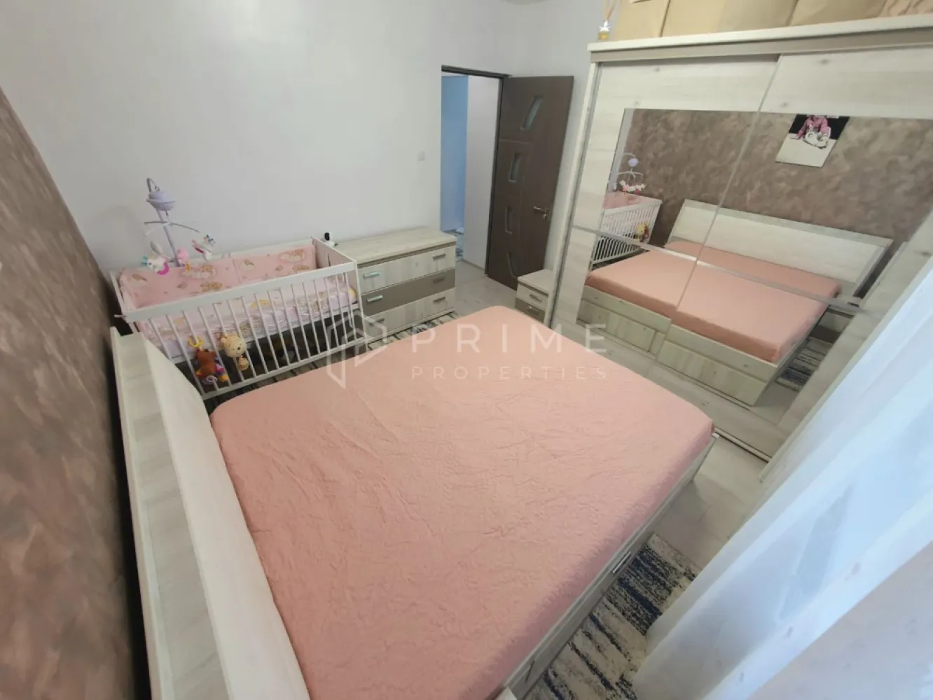 Apartament cu 2 camere, complet renovat – Cartier Unirii, Etaj 1/4 - Vă propunem spre vânzare un apartament cu 2 camere, spațios și complet renovat, situat într-o zonă excelentă și foarte liniștită din cartierul Unirii, pe strada Ștefan Cicio Pop.
Imobilul a beneficiat de o renovare integrală și reprezintă o oportunitate excelentă atât pentru uz personal, cât și pentru o investiție sigură pe termen lung.

Detalii principale:

Suprafață: 52 mp utili + 4 mp balcon
Regim de înălțime: Etajul 1 din 4
Compartimentare: 2 camere, hol, bucătărie, cămară, baie și balcon.

Avantaje și dotări:

Renovat recent: Apartamentul dispune de finisaje moderne și de calitate.
Instalații noi: Atât instalația electrică, cât și cea sanitară au fost înlocuite în totalitate, garantând siguranță și confort.
Eficiență termică: Blocul este izolat termic pe exterior, asigurând un climat optim indiferent de sezon și costuri reduse la întreținere.
Flexibilitate la achiziție: Există posibilitatea ca apartamentul să fie vândut mobilat, oferind opțiunea unei mutări imediate, fără investiții suplimentare.

Locație: Amplasat într-o zonă liniștită, ferită de zgomot, cu acces facil către principalele puncte de interes ale cartierului.