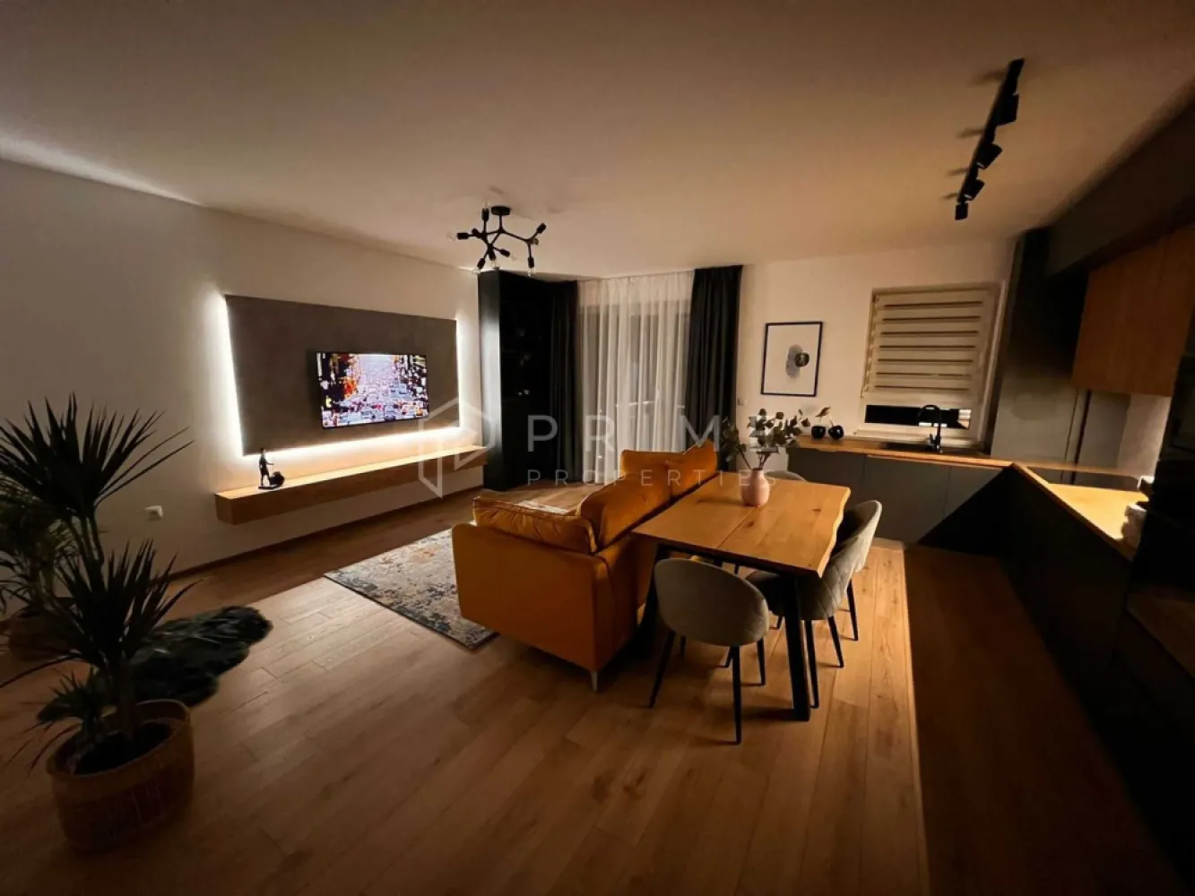 PRIMA ÎNCHIRIERE | Apartament modern 2 camere | Maurer Residence - Echipa noastră vă propune spre închiriere un apartament deosebit, complet mobilat și utilat, situat la etajul 7 al unui imobil de 8 niveluri din cadrul renumitului complex Maurer Residence (Str. Ion Heliade Rădulescu). Locația este ideală, fiind la doar 5 minute de centrul orașului Târgu Mureș.

Complexul oferă un standard ridicat de viață, dispunând de supraveghere video, zone de relaxare și promenadă, spații verzi generoase și locuri de joacă pentru copii.

Compartimentare și Dotări:
Apartamentul are o configurație modernă și eficientă, fiind format din:
Zonă de zi: Living spațios cu bucătărie open-space.
Zonă de odihnă: Dormitor confortabil și dressing generos.
Alte spații: Hol, baie modernă și balcon cu vedere plăcută.

Facilități Premium:
Locuința este dotată cu tehnologie de ultimă generație pentru un confort absolut:
Climatizare și Media: Aer condiționat, Smart TV și conexiune Wi-Fi.
Electrocasnice: Mașină de spălat haine cu uscător inclus, mașină de spălat vase, cuptor, plită electrică și frigider încorporat.
Ambient: Iluminat ambiental LED și finisaje moderne.

Beneficii adiționale:
Loc de parcare: Parcare terană privată inclusă.
Depozitare: Boxă privată la subsolul blocului.
Acces: Bloc dotat cu 2 lifturi de ultimă generație și videointerfon.

Condiții de închiriere:
Preț: 460 Euro / lună.

Garanție: Contravaloarea unei luni de chirie.
Comision agenție: 50% din prima lună de chirie.

Vă invităm să ne contactați pentru a programa o vizionare în acest complex rezidențial de top!
