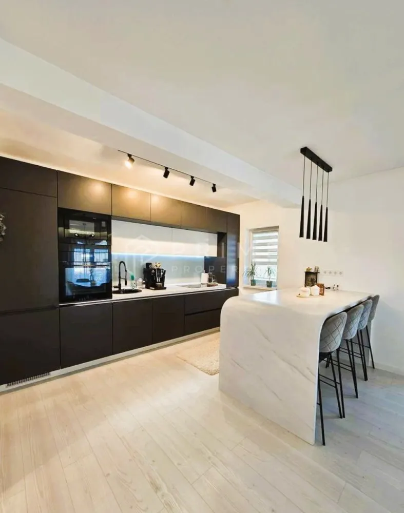 Penthouse 120 mp utili, 4 camere, cu terase generoase 60 mp, Unirii - Alege rafinamentul unui penthouse de exceptie, care imbina confortul, functionalitatea si estetica, amenajat intr-un stil minimalist, cu finisaje si dotari de top.

Detalii penthouse : Dispune de 2 nivele cu scara interioara. Primul nivel ( 80 mp utili ): hol spatios, living si bucatarie openspace ( 55mp ) + balcon ( 16mp ), magazie debara ( foarte utila pentru depozitare ), dormitor de oaspeti cu balcon, baie cu dus walk in spatios
Al doilea nivel ( 40 mp utili ): 2 dormitoare, hol + casa scarii, baie cu o cada free standing, dressing, *terasa superba de 42 mp*

Detalii :
suprafata construita 158 mp
suprafata utila 120 mp
suprafata terase 66 mp

Bucataria este complet mobilata si utilata ( mobila la comanda MDF si HPL ), cu o insula deosebita, electrocasnice de top (Electrolux, Teka) , frigider incorporat Beko.
Mobilier living si dining de o foarte buna calitate (somproduct, mobilier1, urban woods, zara home), baile sunt utilate complet cu mobilier de calitate (romstal) si baterii hansgrohe. Dormitoare mobilate complet, unul pentru copii cu mobila lemn masiv ( vopsea apa ). Dressing-ul la comanda mdf cu sistem de iluminare led integrat . Aer conditionat de 18 BTU Gree. Centrala proprie pe gaz cu sistem inteligent de control TADO, 
3 televizoare de ultima generatie, videointerfon cu inregistrare apeluri.

Dispune de 2 locuri de parcare.

*Terasa spatioasa de 66 mp, cu vedere deschisa, compusa din : set canapea, masa si fotolii din aluminiu, doua sezlonguri aluminiu cu saltele relax, cuib ratan de relaxare, gratar pe gaz cu 4 arzatoare (Tenneker)

Acest penthouse imbina perfect functionalitatea unei locuinte de familie cu eleganta unui spatiu modern si exclusivist.