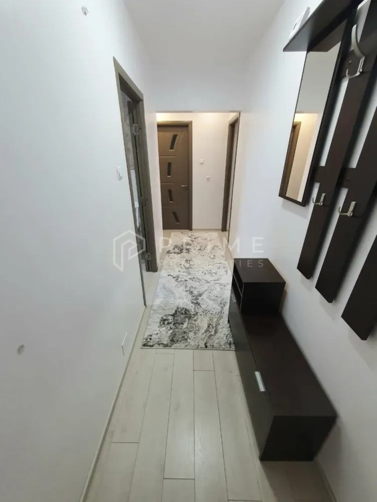 Apartament cu 2 camere, complet renovat – Cartier Unirii, Etaj 1/4 - Vă propunem spre vânzare un apartament cu 2 camere, spațios și complet renovat, situat într-o zonă excelentă și foarte liniștită din cartierul Unirii, pe strada Ștefan Cicio Pop.
Imobilul a beneficiat de o renovare integrală și reprezintă o oportunitate excelentă atât pentru uz personal, cât și pentru o investiție sigură pe termen lung.

Detalii principale:

Suprafață: 52 mp utili + 4 mp balcon
Regim de înălțime: Etajul 1 din 4
Compartimentare: 2 camere, hol, bucătărie, cămară, baie și balcon.

Avantaje și dotări:

Renovat recent: Apartamentul dispune de finisaje moderne și de calitate.
Instalații noi: Atât instalația electrică, cât și cea sanitară au fost înlocuite în totalitate, garantând siguranță și confort.
Eficiență termică: Blocul este izolat termic pe exterior, asigurând un climat optim indiferent de sezon și costuri reduse la întreținere.
Flexibilitate la achiziție: Există posibilitatea ca apartamentul să fie vândut mobilat, oferind opțiunea unei mutări imediate, fără investiții suplimentare.

Locație: Amplasat într-o zonă liniștită, ferită de zgomot, cu acces facil către principalele puncte de interes ale cartierului.
