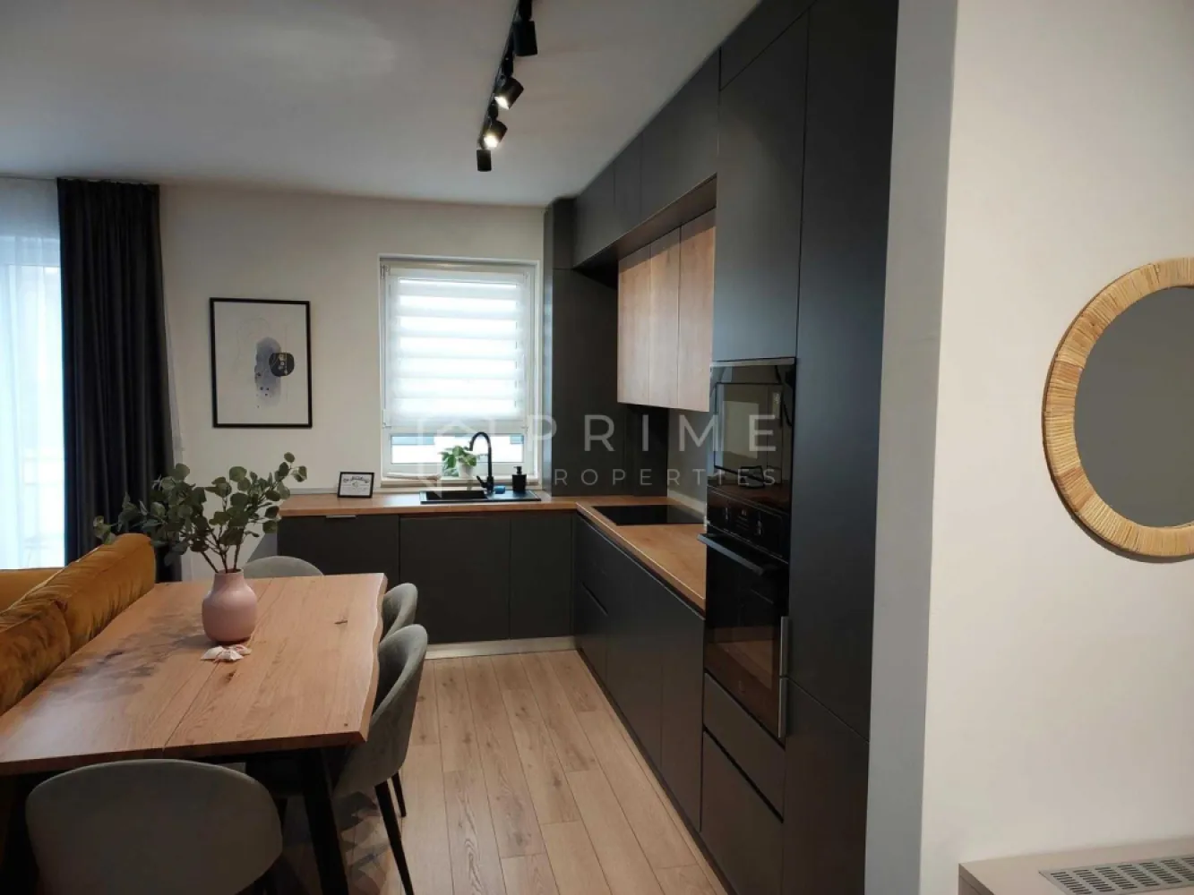PRIMA ÎNCHIRIERE | Apartament modern 2 camere | Maurer Residence - Echipa noastră vă propune spre închiriere un apartament deosebit, complet mobilat și utilat, situat la etajul 7 al unui imobil de 8 niveluri din cadrul renumitului complex Maurer Residence (Str. Ion Heliade Rădulescu). Locația este ideală, fiind la doar 5 minute de centrul orașului Târgu Mureș.

Complexul oferă un standard ridicat de viață, dispunând de supraveghere video, zone de relaxare și promenadă, spații verzi generoase și locuri de joacă pentru copii.

Compartimentare și Dotări:
Apartamentul are o configurație modernă și eficientă, fiind format din:
Zonă de zi: Living spațios cu bucătărie open-space.
Zonă de odihnă: Dormitor confortabil și dressing generos.
Alte spații: Hol, baie modernă și balcon cu vedere plăcută.

Facilități Premium:
Locuința este dotată cu tehnologie de ultimă generație pentru un confort absolut:
Climatizare și Media: Aer condiționat, Smart TV și conexiune Wi-Fi.
Electrocasnice: Mașină de spălat haine cu uscător inclus, mașină de spălat vase, cuptor, plită electrică și frigider încorporat.
Ambient: Iluminat ambiental LED și finisaje moderne.

Beneficii adiționale:
Loc de parcare: Parcare terană privată inclusă.
Depozitare: Boxă privată la subsolul blocului.
Acces: Bloc dotat cu 2 lifturi de ultimă generație și videointerfon.

Condiții de închiriere:
Preț: 460 Euro / lună.

Garanție: Contravaloarea unei luni de chirie.
Comision agenție: 50% din prima lună de chirie.

Vă invităm să ne contactați pentru a programa o vizionare în acest complex rezidențial de top!