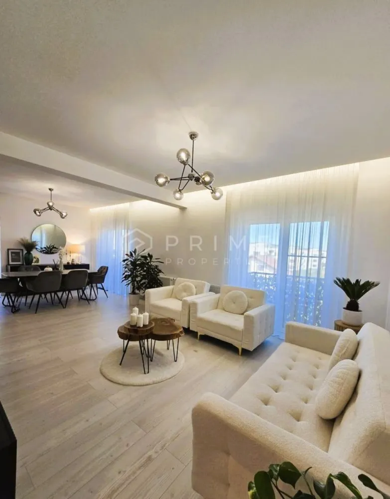 Penthouse 120 mp utili, 4 camere, cu terase generoase 60 mp, Unirii - Alege rafinamentul unui penthouse de exceptie, care imbina confortul, functionalitatea si estetica, amenajat intr-un stil minimalist, cu finisaje si dotari de top.

Detalii penthouse : Dispune de 2 nivele cu scara interioara. Primul nivel ( 80 mp utili ): hol spatios, living si bucatarie openspace ( 55mp ) + balcon ( 16mp ), magazie debara ( foarte utila pentru depozitare ), dormitor de oaspeti cu balcon, baie cu dus walk in spatios
Al doilea nivel ( 40 mp utili ): 2 dormitoare, hol + casa scarii, baie cu o cada free standing, dressing, *terasa superba de 42 mp*

Detalii :
suprafata construita 158 mp
suprafata utila 120 mp
suprafata terase 66 mp

Bucataria este complet mobilata si utilata ( mobila la comanda MDF si HPL ), cu o insula deosebita, electrocasnice de top (Electrolux, Teka) , frigider incorporat Beko.
Mobilier living si dining de o foarte buna calitate (somproduct, mobilier1, urban woods, zara home), baile sunt utilate complet cu mobilier de calitate (romstal) si baterii hansgrohe. Dormitoare mobilate complet, unul pentru copii cu mobila lemn masiv ( vopsea apa ). Dressing-ul la comanda mdf cu sistem de iluminare led integrat . Aer conditionat de 18 BTU Gree. Centrala proprie pe gaz cu sistem inteligent de control TADO, 
3 televizoare de ultima generatie, videointerfon cu inregistrare apeluri.

Dispune de 2 locuri de parcare.

*Terasa spatioasa de 66 mp, cu vedere deschisa, compusa din : set canapea, masa si fotolii din aluminiu, doua sezlonguri aluminiu cu saltele relax, cuib ratan de relaxare, gratar pe gaz cu 4 arzatoare (Tenneker)

Acest penthouse imbina perfect functionalitatea unei locuinte de familie cu eleganta unui spatiu modern si exclusivist.