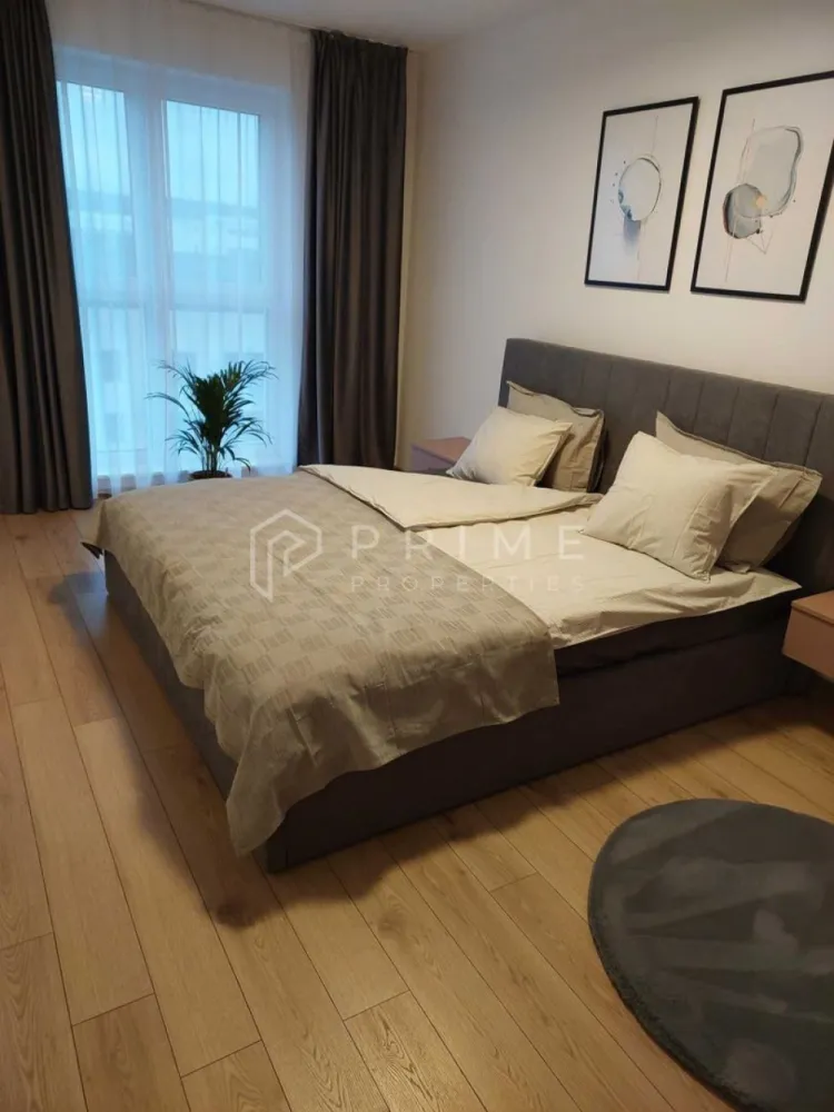PRIMA ÎNCHIRIERE | Apartament modern 2 camere | Maurer Residence - Echipa noastră vă propune spre închiriere un apartament deosebit, complet mobilat și utilat, situat la etajul 7 al unui imobil de 8 niveluri din cadrul renumitului complex Maurer Residence (Str. Ion Heliade Rădulescu). Locația este ideală, fiind la doar 5 minute de centrul orașului Târgu Mureș.

Complexul oferă un standard ridicat de viață, dispunând de supraveghere video, zone de relaxare și promenadă, spații verzi generoase și locuri de joacă pentru copii.

Compartimentare și Dotări:
Apartamentul are o configurație modernă și eficientă, fiind format din:
Zonă de zi: Living spațios cu bucătărie open-space.
Zonă de odihnă: Dormitor confortabil și dressing generos.
Alte spații: Hol, baie modernă și balcon cu vedere plăcută.

Facilități Premium:
Locuința este dotată cu tehnologie de ultimă generație pentru un confort absolut:
Climatizare și Media: Aer condiționat, Smart TV și conexiune Wi-Fi.
Electrocasnice: Mașină de spălat haine cu uscător inclus, mașină de spălat vase, cuptor, plită electrică și frigider încorporat.
Ambient: Iluminat ambiental LED și finisaje moderne.

Beneficii adiționale:
Loc de parcare: Parcare terană privată inclusă.
Depozitare: Boxă privată la subsolul blocului.
Acces: Bloc dotat cu 2 lifturi de ultimă generație și videointerfon.

Condiții de închiriere:
Preț: 460 Euro / lună.

Garanție: Contravaloarea unei luni de chirie.
Comision agenție: 50% din prima lună de chirie.

Vă invităm să ne contactați pentru a programa o vizionare în acest complex rezidențial de top!