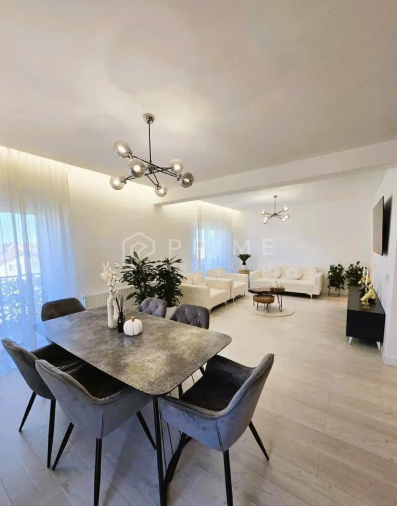 Penthouse 120 mp utili, 4 camere, cu terase generoase 60 mp, Unirii - Alege rafinamentul unui penthouse de exceptie, care imbina confortul, functionalitatea si estetica, amenajat intr-un stil minimalist, cu finisaje si dotari de top.

Detalii penthouse : Dispune de 2 nivele cu scara interioara. Primul nivel ( 80 mp utili ): hol spatios, living si bucatarie openspace ( 55mp ) + balcon ( 16mp ), magazie debara ( foarte utila pentru depozitare ), dormitor de oaspeti cu balcon, baie cu dus walk in spatios
Al doilea nivel ( 40 mp utili ): 2 dormitoare, hol + casa scarii, baie cu o cada free standing, dressing, *terasa superba de 42 mp*

Detalii :
suprafata construita 158 mp
suprafata utila 120 mp
suprafata terase 66 mp

Bucataria este complet mobilata si utilata ( mobila la comanda MDF si HPL ), cu o insula deosebita, electrocasnice de top (Electrolux, Teka) , frigider incorporat Beko.
Mobilier living si dining de o foarte buna calitate (somproduct, mobilier1, urban woods, zara home), baile sunt utilate complet cu mobilier de calitate (romstal) si baterii hansgrohe. Dormitoare mobilate complet, unul pentru copii cu mobila lemn masiv ( vopsea apa ). Dressing-ul la comanda mdf cu sistem de iluminare led integrat . Aer conditionat de 18 BTU Gree. Centrala proprie pe gaz cu sistem inteligent de control TADO, 
3 televizoare de ultima generatie, videointerfon cu inregistrare apeluri.

Dispune de 2 locuri de parcare.

*Terasa spatioasa de 66 mp, cu vedere deschisa, compusa din : set canapea, masa si fotolii din aluminiu, doua sezlonguri aluminiu cu saltele relax, cuib ratan de relaxare, gratar pe gaz cu 4 arzatoare (Tenneker)

Acest penthouse imbina perfect functionalitatea unei locuinte de familie cu eleganta unui spatiu modern si exclusivist.