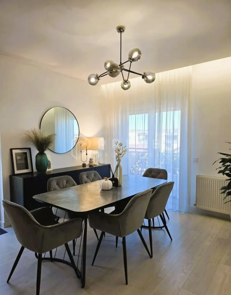 Penthouse 120 mp utili, 4 camere, cu terase generoase 60 mp, Unirii - Alege rafinamentul unui penthouse de exceptie, care imbina confortul, functionalitatea si estetica, amenajat intr-un stil minimalist, cu finisaje si dotari de top.

Detalii penthouse : Dispune de 2 nivele cu scara interioara. Primul nivel ( 80 mp utili ): hol spatios, living si bucatarie openspace ( 55mp ) + balcon ( 16mp ), magazie debara ( foarte utila pentru depozitare ), dormitor de oaspeti cu balcon, baie cu dus walk in spatios
Al doilea nivel ( 40 mp utili ): 2 dormitoare, hol + casa scarii, baie cu o cada free standing, dressing, *terasa superba de 42 mp*

Detalii :
suprafata construita 158 mp
suprafata utila 120 mp
suprafata terase 66 mp

Bucataria este complet mobilata si utilata ( mobila la comanda MDF si HPL ), cu o insula deosebita, electrocasnice de top (Electrolux, Teka) , frigider incorporat Beko.
Mobilier living si dining de o foarte buna calitate (somproduct, mobilier1, urban woods, zara home), baile sunt utilate complet cu mobilier de calitate (romstal) si baterii hansgrohe. Dormitoare mobilate complet, unul pentru copii cu mobila lemn masiv ( vopsea apa ). Dressing-ul la comanda mdf cu sistem de iluminare led integrat . Aer conditionat de 18 BTU Gree. Centrala proprie pe gaz cu sistem inteligent de control TADO, 
3 televizoare de ultima generatie, videointerfon cu inregistrare apeluri.

Dispune de 2 locuri de parcare.

*Terasa spatioasa de 66 mp, cu vedere deschisa, compusa din : set canapea, masa si fotolii din aluminiu, doua sezlonguri aluminiu cu saltele relax, cuib ratan de relaxare, gratar pe gaz cu 4 arzatoare (Tenneker)

Acest penthouse imbina perfect functionalitatea unei locuinte de familie cu eleganta unui spatiu modern si exclusivist.