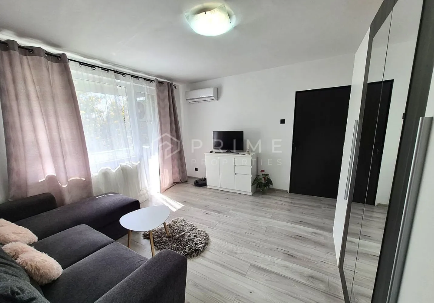 Apartament 2 Camere la Cheie, Cartier Tudor - Vă propunem spre vânzare un apartament cu 2 camere, confort 1, situat într-o zonă excelentă din Târgu Mureș: cartierul Tudor Vladimirescu, pe Bulevardul 1 Decembrie 1918.

Proprietatea reprezintă o soluție ideală pentru cei care își doresc o locuință modernă, gata de mutare, care nu necesită absolut nicio investiție suplimentară de timp sau resurse financiare.

Detalii Spațiu și Compartimentare
Apartamentul dispune de o suprafață totală de 58 mp (din care 8 mp reprezintă suprafața celor două balcoane) și beneficiază de o compartimentare practică și spațioasă:
2 camere luminoase
1 bucătărie
1 baie
2 balcoane
2 holuri
1 debară (ideală pentru depozitare)

Dotări și Finisaje
Locuința a fost renovată cu materiale de calitate și se vinde complet mobilată și utilată, exact în stadiul prezentat.
Confort termic: Apartamentul este dotat cu centrală proprie (cu un consum mic și eficient) și sistem de aer condiționat.
Avantaje tehnice: Conductele de apă și canalizare au fost complet schimbate la nivel de bloc, un detaliu important pentru siguranța pe termen lung.
Amplasare: Situat la etajul 4, apartamentul oferă o priveliște degajată și un nivel ridicat de liniște, beneficiind totodată de costuri mici de întreținere.

Contextul Vânzării
Singurul motiv al înstrăinării acestei proprietăți este relocarea profesională a proprietarilor în alt oraș. Acesta este și motivul pentru care apartamentul se vinde complet echipat și mobilat, fiind îngrijit în condiții optime.

Preț
Preț vânzare: 95.000 EUR.
