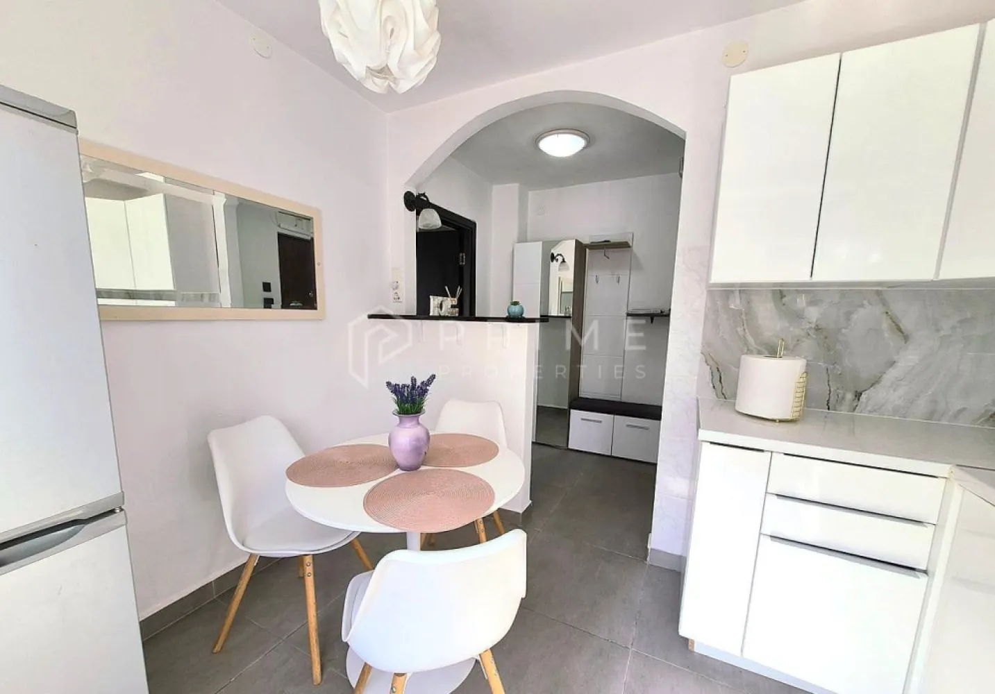 Apartament 2 Camere la Cheie, Cartier Tudor - Vă propunem spre vânzare un apartament cu 2 camere, confort 1, situat într-o zonă excelentă din Târgu Mureș: cartierul Tudor Vladimirescu, pe Bulevardul 1 Decembrie 1918.

Proprietatea reprezintă o soluție ideală pentru cei care își doresc o locuință modernă, gata de mutare, care nu necesită absolut nicio investiție suplimentară de timp sau resurse financiare.

Detalii Spațiu și Compartimentare
Apartamentul dispune de o suprafață totală de 58 mp (din care 8 mp reprezintă suprafața celor două balcoane) și beneficiază de o compartimentare practică și spațioasă:
2 camere luminoase
1 bucătărie
1 baie
2 balcoane
2 holuri
1 debară (ideală pentru depozitare)

Dotări și Finisaje
Locuința a fost renovată cu materiale de calitate și se vinde complet mobilată și utilată, exact în stadiul prezentat.
Confort termic: Apartamentul este dotat cu centrală proprie (cu un consum mic și eficient) și sistem de aer condiționat.
Avantaje tehnice: Conductele de apă și canalizare au fost complet schimbate la nivel de bloc, un detaliu important pentru siguranța pe termen lung.
Amplasare: Situat la etajul 4, apartamentul oferă o priveliște degajată și un nivel ridicat de liniște, beneficiind totodată de costuri mici de întreținere.

Contextul Vânzării
Singurul motiv al înstrăinării acestei proprietăți este relocarea profesională a proprietarilor în alt oraș. Acesta este și motivul pentru care apartamentul se vinde complet echipat și mobilat, fiind îngrijit în condiții optime.

Preț
Preț vânzare: 95.000 EUR.