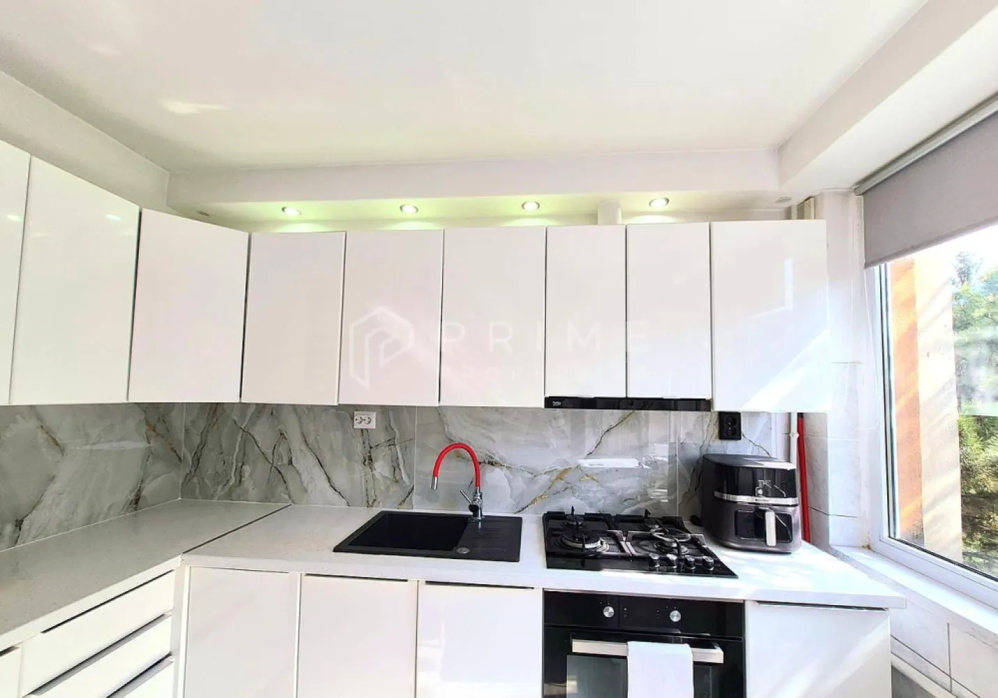 Apartament 2 Camere la Cheie, Cartier Tudor - Vă propunem spre vânzare un apartament cu 2 camere, confort 1, situat într-o zonă excelentă din Târgu Mureș: cartierul Tudor Vladimirescu, pe Bulevardul 1 Decembrie 1918.

Proprietatea reprezintă o soluție ideală pentru cei care își doresc o locuință modernă, gata de mutare, care nu necesită absolut nicio investiție suplimentară de timp sau resurse financiare.

Detalii Spațiu și Compartimentare
Apartamentul dispune de o suprafață totală de 58 mp (din care 8 mp reprezintă suprafața celor două balcoane) și beneficiază de o compartimentare practică și spațioasă:
2 camere luminoase
1 bucătărie
1 baie
2 balcoane
2 holuri
1 debară (ideală pentru depozitare)

Dotări și Finisaje
Locuința a fost renovată cu materiale de calitate și se vinde complet mobilată și utilată, exact în stadiul prezentat.
Confort termic: Apartamentul este dotat cu centrală proprie (cu un consum mic și eficient) și sistem de aer condiționat.
Avantaje tehnice: Conductele de apă și canalizare au fost complet schimbate la nivel de bloc, un detaliu important pentru siguranța pe termen lung.
Amplasare: Situat la etajul 4, apartamentul oferă o priveliște degajată și un nivel ridicat de liniște, beneficiind totodată de costuri mici de întreținere.

Contextul Vânzării
Singurul motiv al înstrăinării acestei proprietăți este relocarea profesională a proprietarilor în alt oraș. Acesta este și motivul pentru care apartamentul se vinde complet echipat și mobilat, fiind îngrijit în condiții optime.

Preț
Preț vânzare: 95.000 EUR.