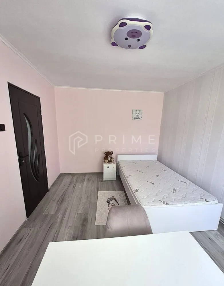 Apartament 2 Camere la Cheie, Cartier Tudor - Vă propunem spre vânzare un apartament cu 2 camere, confort 1, situat într-o zonă excelentă din Târgu Mureș: cartierul Tudor Vladimirescu, pe Bulevardul 1 Decembrie 1918.

Proprietatea reprezintă o soluție ideală pentru cei care își doresc o locuință modernă, gata de mutare, care nu necesită absolut nicio investiție suplimentară de timp sau resurse financiare.

Detalii Spațiu și Compartimentare
Apartamentul dispune de o suprafață totală de 58 mp (din care 8 mp reprezintă suprafața celor două balcoane) și beneficiază de o compartimentare practică și spațioasă:
2 camere luminoase
1 bucătărie
1 baie
2 balcoane
2 holuri
1 debară (ideală pentru depozitare)

Dotări și Finisaje
Locuința a fost renovată cu materiale de calitate și se vinde complet mobilată și utilată, exact în stadiul prezentat.
Confort termic: Apartamentul este dotat cu centrală proprie (cu un consum mic și eficient) și sistem de aer condiționat.
Avantaje tehnice: Conductele de apă și canalizare au fost complet schimbate la nivel de bloc, un detaliu important pentru siguranța pe termen lung.
Amplasare: Situat la etajul 4, apartamentul oferă o priveliște degajată și un nivel ridicat de liniște, beneficiind totodată de costuri mici de întreținere.

Contextul Vânzării
Singurul motiv al înstrăinării acestei proprietăți este relocarea profesională a proprietarilor în alt oraș. Acesta este și motivul pentru care apartamentul se vinde complet echipat și mobilat, fiind îngrijit în condiții optime.

Preț
Preț vânzare: 95.000 EUR.
