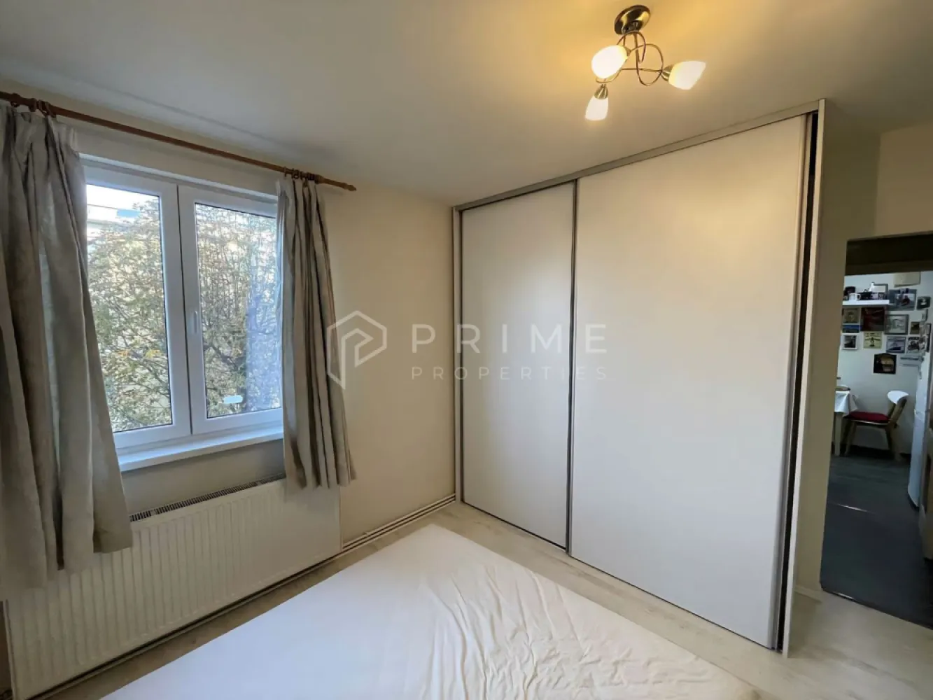 Apartament 2 camere semicentral etaj 3 - Vă prezentăm spre vânzare un apartament cu 2 camere, 48 mp confort 1, etaj 3 din 4, bloc de cărămidă semicentral în Târgu Mureș pe str.Bodor Peter.
Apartamentul este situat într-o zona bine conectată la 5 minute, pe jos, de: Centru, clădirile UMFST, spitalele Topmed, Nova Vita, magazine, unități de învățământ, mijloace de transport, piață.
Apartamentul a fost renovat recent având o stare generală foarte bună.
Compartimentare: sufragerie, dormitor, baie cu geam, bucătărie, hol, cămara, balcon.
Datorită poziționării reprezintă și o bună investiție imobiliară in vederea închirierii. 

La Prime Properties, fiecare tranzacție înseamnă mai mult decât o simplă achiziție – este un proces complet, în care colaborăm cu cei mai buni profesioniști: notari, avocați, designeri, arhitecți, evaluatori, specialiști în certificate energetice, consultanți de credite imobiliare.
Astfel, atunci când alegi o proprietate prin noi, primești la pachet și siguranță, transparență și servicii impecabile pe tot parcursul drumului tău către casa ideală.
Ne dedicăm 100% fiecărui client, iar asta se reflectă în rezultate și în încrederea pe care o primim înapoi prin recomandările lor.
Proprietatea aceasta nu se potrivește exact nevoilor tale?
Lasă-ne să îți găsim alternativa potrivită. Agentul nostru îți va oferi soluții avantajoase și adaptate stilului tău de viață.
📞 Contactează-ne astăzi. Până acum nu am dezamăgit niciun client – și nu vom începe cu tine.
Comision 0% pentru cumpărători