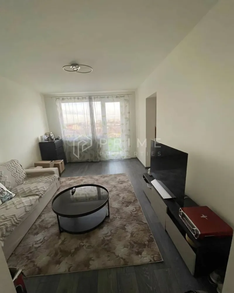 Apartament 2 camere semicentral etaj 3 - Vă prezentăm spre vânzare un apartament cu 2 camere, 48 mp confort 1, etaj 3 din 4, bloc de cărămidă semicentral în Târgu Mureș pe str.Bodor Peter.
Apartamentul este situat într-o zona bine conectată la 5 minute, pe jos, de: Centru, clădirile UMFST, spitalele Topmed, Nova Vita, magazine, unități de învățământ, mijloace de transport, piață.
Apartamentul a fost renovat recent având o stare generală foarte bună.
Compartimentare: sufragerie, dormitor, baie cu geam, bucătărie, hol, cămara, balcon.
Datorită poziționării reprezintă și o bună investiție imobiliară in vederea închirierii. 

La Prime Properties, fiecare tranzacție înseamnă mai mult decât o simplă achiziție – este un proces complet, în care colaborăm cu cei mai buni profesioniști: notari, avocați, designeri, arhitecți, evaluatori, specialiști în certificate energetice, consultanți de credite imobiliare.
Astfel, atunci când alegi o proprietate prin noi, primești la pachet și siguranță, transparență și servicii impecabile pe tot parcursul drumului tău către casa ideală.
Ne dedicăm 100% fiecărui client, iar asta se reflectă în rezultate și în încrederea pe care o primim înapoi prin recomandările lor.
Proprietatea aceasta nu se potrivește exact nevoilor tale?
Lasă-ne să îți găsim alternativa potrivită. Agentul nostru îți va oferi soluții avantajoase și adaptate stilului tău de viață.
📞 Contactează-ne astăzi. Până acum nu am dezamăgit niciun client – și nu vom începe cu tine.
Comision 0% pentru cumpărători