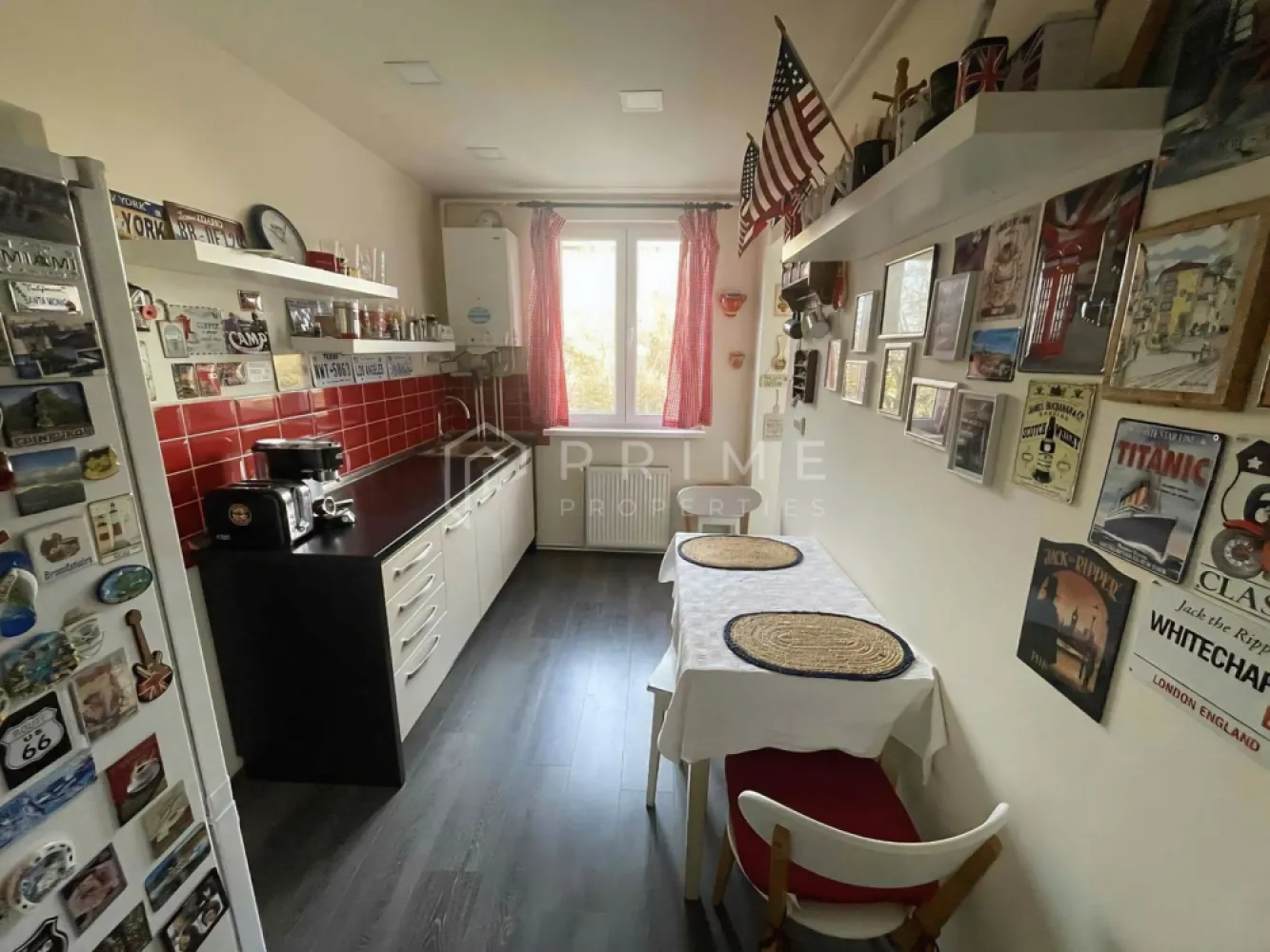 Apartament 2 camere semicentral etaj 3 - Vă prezentăm spre vânzare un apartament cu 2 camere, 48 mp confort 1, etaj 3 din 4, bloc de cărămidă semicentral în Târgu Mureș pe str.Bodor Peter.
Apartamentul este situat într-o zona bine conectată la 5 minute, pe jos, de: Centru, clădirile UMFST, spitalele Topmed, Nova Vita, magazine, unități de învățământ, mijloace de transport, piață.
Apartamentul a fost renovat recent având o stare generală foarte bună.
Compartimentare: sufragerie, dormitor, baie cu geam, bucătărie, hol, cămara, balcon.
Datorită poziționării reprezintă și o bună investiție imobiliară in vederea închirierii. 

La Prime Properties, fiecare tranzacție înseamnă mai mult decât o simplă achiziție – este un proces complet, în care colaborăm cu cei mai buni profesioniști: notari, avocați, designeri, arhitecți, evaluatori, specialiști în certificate energetice, consultanți de credite imobiliare.
Astfel, atunci când alegi o proprietate prin noi, primești la pachet și siguranță, transparență și servicii impecabile pe tot parcursul drumului tău către casa ideală.
Ne dedicăm 100% fiecărui client, iar asta se reflectă în rezultate și în încrederea pe care o primim înapoi prin recomandările lor.
Proprietatea aceasta nu se potrivește exact nevoilor tale?
Lasă-ne să îți găsim alternativa potrivită. Agentul nostru îți va oferi soluții avantajoase și adaptate stilului tău de viață.
📞 Contactează-ne astăzi. Până acum nu am dezamăgit niciun client – și nu vom începe cu tine.
Comision 0% pentru cumpărători
