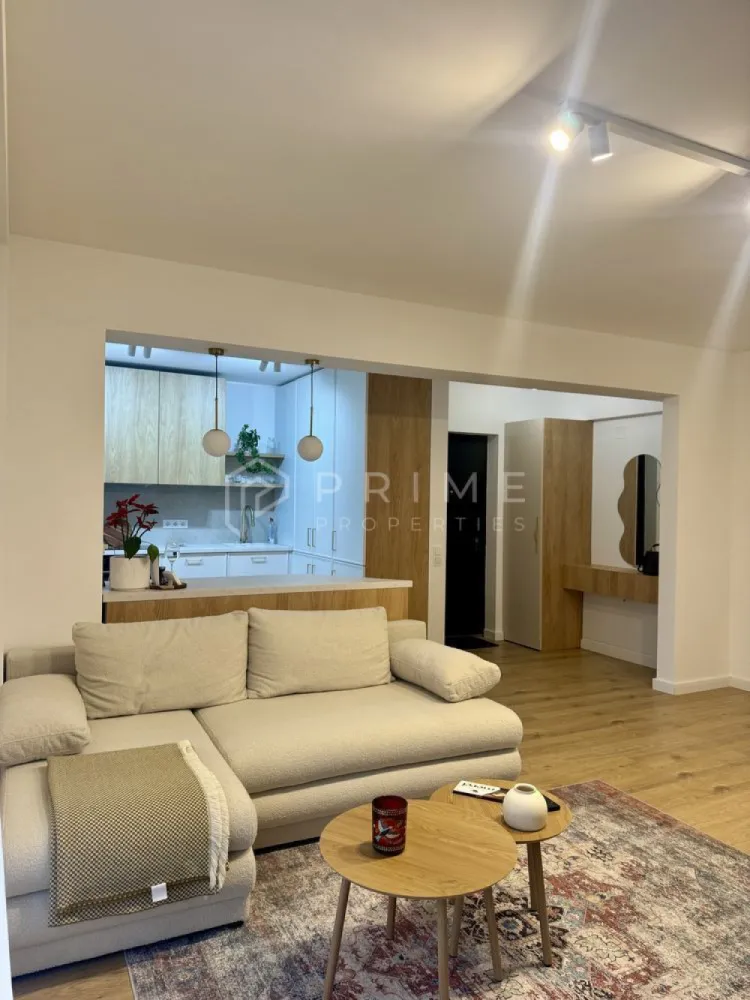 PRIMA ÎNCHIRIERE | Apartament 2 camere | AMA Residence - Echipa noastră vă propune spre închiriere un apartament modern cu 2 camere, situat în prestigiosul complex rezidențial AMA Residence, din cartierul Unirii. Proprietatea se află la prima închiriere, oferind viitorilor locatari avantajul unui spațiu complet nou, neutilizat anterior.

Apartamentul are o compartimentare semidecomandată, fiind gândit pentru a oferi un confort maxim și o atmosferă primitoare.

Caracteristici principale:
Locație: Cartierul Unirii, complex AMA Residence (bloc nou).
Etaj: Situat la etajul 3, într-un imobil dotat cu lift modern.
Stare: Mobilat și utilat complet, cu dotări de ultimă generație.
Exterior: Dispune de un balcon spațios, ideal pentru momentele de relaxare.

Facilități incluse:
Loc de parcare: Proprietatea include un loc de parcare exterior privat.
Confort: Finisaje de calitate superioară și un ambient modern.

Condiții de închiriere:
Preț chirie: 450 Euro / lună.
Garanție: 500 Euro.

Comision agenție: 50% din contravaloarea primei chirii.

Apartamentul este ideal pentru cei care caută un stil de viață modern și liniștit într-unul dintre cele mai noi puncte rezidențiale ale orașului. Pentru detalii suplimentare sau pentru a programa o vizionare, vă rugăm să ne contactați cu încredere!