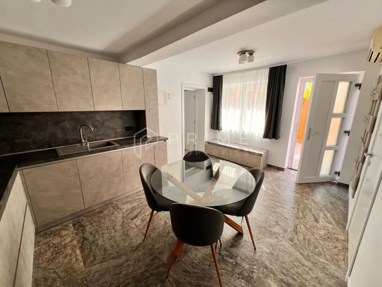ULTRA-CENTRAL | Ideal Studenți UMFST | Apartament Premium - Descriere:
Echipa noastră vă propune spre închiriere un apartament deosebit, situat chiar în inima orașului Târgu Mureș, pe strada Revoluției nr. 24. Proaspăt renovată și mobilată, această locuință reprezintă opțiunea ideală pentru studenții Universității de Medicină, Farmacie, Științe și Tehnologie (UMFST), fiind situată la doar câteva minute de mers pe jos de facultate.

Apartamentul îmbină farmecul zonei istorice cu dotări moderne de ultimă generație, oferind un mediu de studiu și relaxare liniștit și confortabil.

Dotări și Confort:
Confort Termic: Sistem de încălzire în pardoseală, ideal pentru un confort sporit și costuri de întreținere optimizate.
Ambient: Mobilier complet nou, modern și funcțional, ales special pentru a crea un spațiu primitor.
Organizare: Beneficiați de o pivniță și spații generoase de depozitare pentru o mai bună gestionare a lucrurilor personale.

Exterior și Relaxare:
Un avantaj major al acestei proprietăți este curtea proprie, un spațiu privat unde vă puteți relaxa după cursuri:
Zonă liniștită în aer liber.
Spațiu special amenajat pentru grătar, perfect pentru momentele petrecute cu colegii sau familia.

Localizare Strategică:
Fiind situat ultra-central, aveți totul la îndemână:
Educație: Acces rapid și facil către UMFST.
Lifestyle: Restaurante, cafenele, biblioteci și stații de transport public în imediata proximitate.

Condiții de închiriere:
Preț chirie: 550 EUR
Garanție: se percepe o lună garanție.
Comision agenție: 50% din prima lună de chirie.

Vă invităm să ne contactați pentru a programa o vizionare. Este un spațiu modern, pregătit să devină „acasă” pe parcursul anilor de studii!