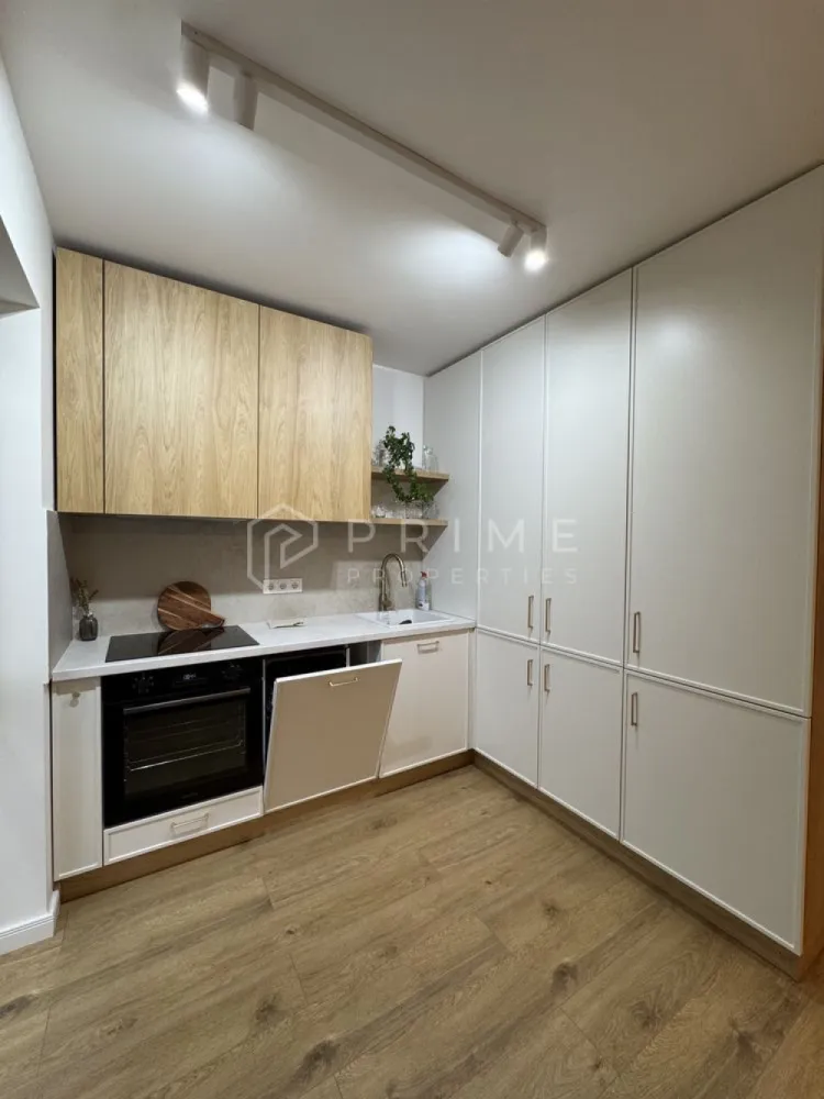 PRIMA ÎNCHIRIERE | Apartament 2 camere | AMA Residence - Echipa noastră vă propune spre închiriere un apartament modern cu 2 camere, situat în prestigiosul complex rezidențial AMA Residence, din cartierul Unirii. Proprietatea se află la prima închiriere, oferind viitorilor locatari avantajul unui spațiu complet nou, neutilizat anterior.

Apartamentul are o compartimentare semidecomandată, fiind gândit pentru a oferi un confort maxim și o atmosferă primitoare.

Caracteristici principale:
Locație: Cartierul Unirii, complex AMA Residence (bloc nou).
Etaj: Situat la etajul 3, într-un imobil dotat cu lift modern.
Stare: Mobilat și utilat complet, cu dotări de ultimă generație.
Exterior: Dispune de un balcon spațios, ideal pentru momentele de relaxare.

Facilități incluse:
Loc de parcare: Proprietatea include un loc de parcare exterior privat.
Confort: Finisaje de calitate superioară și un ambient modern.

Condiții de închiriere:
Preț chirie: 450 Euro / lună.
Garanție: 500 Euro.

Comision agenție: 50% din contravaloarea primei chirii.

Apartamentul este ideal pentru cei care caută un stil de viață modern și liniștit într-unul dintre cele mai noi puncte rezidențiale ale orașului. Pentru detalii suplimentare sau pentru a programa o vizionare, vă rugăm să ne contactați cu încredere!