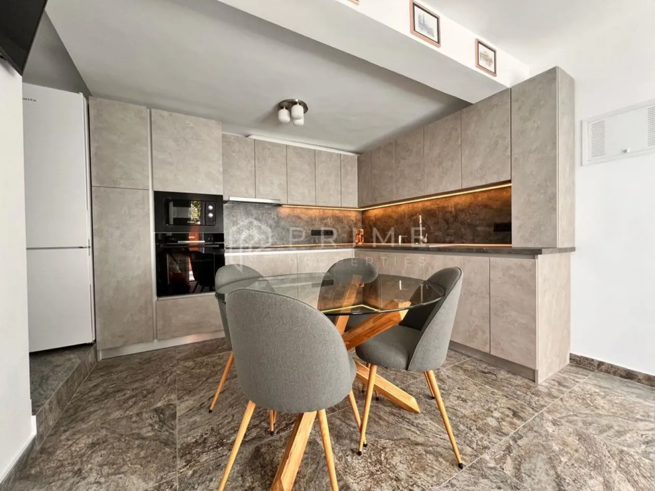 ULTRA-CENTRAL | Ideal Studenți UMFST | Apartament Premium - Descriere:
Echipa noastră vă propune spre închiriere un apartament deosebit, situat chiar în inima orașului Târgu Mureș, pe strada Revoluției nr. 24. Proaspăt renovată și mobilată, această locuință reprezintă opțiunea ideală pentru studenții Universității de Medicină, Farmacie, Științe și Tehnologie (UMFST), fiind situată la doar câteva minute de mers pe jos de facultate.

Apartamentul îmbină farmecul zonei istorice cu dotări moderne de ultimă generație, oferind un mediu de studiu și relaxare liniștit și confortabil.

Dotări și Confort:
Confort Termic: Sistem de încălzire în pardoseală, ideal pentru un confort sporit și costuri de întreținere optimizate.
Ambient: Mobilier complet nou, modern și funcțional, ales special pentru a crea un spațiu primitor.
Organizare: Beneficiați de o pivniță și spații generoase de depozitare pentru o mai bună gestionare a lucrurilor personale.

Exterior și Relaxare:
Un avantaj major al acestei proprietăți este curtea proprie, un spațiu privat unde vă puteți relaxa după cursuri:
Zonă liniștită în aer liber.
Spațiu special amenajat pentru grătar, perfect pentru momentele petrecute cu colegii sau familia.

Localizare Strategică:
Fiind situat ultra-central, aveți totul la îndemână:
Educație: Acces rapid și facil către UMFST.
Lifestyle: Restaurante, cafenele, biblioteci și stații de transport public în imediata proximitate.

Condiții de închiriere:
Preț chirie: 550 EUR
Garanție: se percepe o lună garanție.
Comision agenție: 50% din prima lună de chirie.

Vă invităm să ne contactați pentru a programa o vizionare. Este un spațiu modern, pregătit să devină „acasă” pe parcursul anilor de studii!
