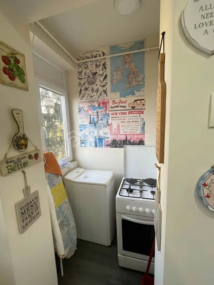 Apartament 2 camere semicentral etaj 3 - Vă prezentăm spre vânzare un apartament cu 2 camere, 48 mp confort 1, etaj 3 din 4, bloc de cărămidă semicentral în Târgu Mureș pe str.Bodor Peter.
Apartamentul este situat într-o zona bine conectată la 5 minute, pe jos, de: Centru, clădirile UMFST, spitalele Topmed, Nova Vita, magazine, unități de învățământ, mijloace de transport, piață.
Apartamentul a fost renovat recent având o stare generală foarte bună.
Compartimentare: sufragerie, dormitor, baie cu geam, bucătărie, hol, cămara, balcon.
Datorită poziționării reprezintă și o bună investiție imobiliară in vederea închirierii. 

La Prime Properties, fiecare tranzacție înseamnă mai mult decât o simplă achiziție – este un proces complet, în care colaborăm cu cei mai buni profesioniști: notari, avocați, designeri, arhitecți, evaluatori, specialiști în certificate energetice, consultanți de credite imobiliare.
Astfel, atunci când alegi o proprietate prin noi, primești la pachet și siguranță, transparență și servicii impecabile pe tot parcursul drumului tău către casa ideală.
Ne dedicăm 100% fiecărui client, iar asta se reflectă în rezultate și în încrederea pe care o primim înapoi prin recomandările lor.
Proprietatea aceasta nu se potrivește exact nevoilor tale?
Lasă-ne să îți găsim alternativa potrivită. Agentul nostru îți va oferi soluții avantajoase și adaptate stilului tău de viață.
📞 Contactează-ne astăzi. Până acum nu am dezamăgit niciun client – și nu vom începe cu tine.
Comision 0% pentru cumpărători