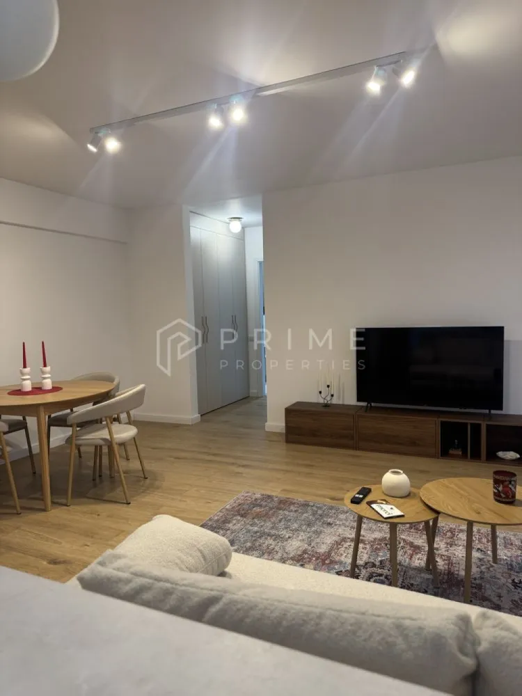 PRIMA ÎNCHIRIERE | Apartament 2 camere | AMA Residence - Echipa noastră vă propune spre închiriere un apartament modern cu 2 camere, situat în prestigiosul complex rezidențial AMA Residence, din cartierul Unirii. Proprietatea se află la prima închiriere, oferind viitorilor locatari avantajul unui spațiu complet nou, neutilizat anterior.

Apartamentul are o compartimentare semidecomandată, fiind gândit pentru a oferi un confort maxim și o atmosferă primitoare.

Caracteristici principale:
Locație: Cartierul Unirii, complex AMA Residence (bloc nou).
Etaj: Situat la etajul 3, într-un imobil dotat cu lift modern.
Stare: Mobilat și utilat complet, cu dotări de ultimă generație.
Exterior: Dispune de un balcon spațios, ideal pentru momentele de relaxare.

Facilități incluse:
Loc de parcare: Proprietatea include un loc de parcare exterior privat.
Confort: Finisaje de calitate superioară și un ambient modern.

Condiții de închiriere:
Preț chirie: 450 Euro / lună.
Garanție: 500 Euro.

Comision agenție: 50% din contravaloarea primei chirii.

Apartamentul este ideal pentru cei care caută un stil de viață modern și liniștit într-unul dintre cele mai noi puncte rezidențiale ale orașului. Pentru detalii suplimentare sau pentru a programa o vizionare, vă rugăm să ne contactați cu încredere!