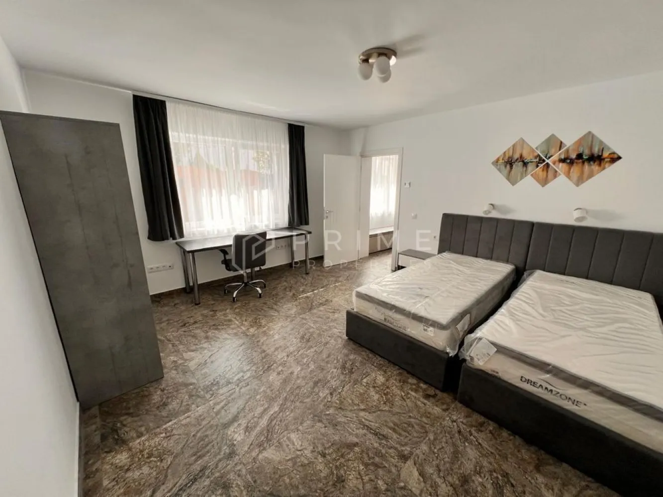 ULTRA-CENTRAL | Ideal Studenți UMFST | Apartament Premium - Descriere:
Echipa noastră vă propune spre închiriere un apartament deosebit, situat chiar în inima orașului Târgu Mureș, pe strada Revoluției nr. 24. Proaspăt renovată și mobilată, această locuință reprezintă opțiunea ideală pentru studenții Universității de Medicină, Farmacie, Științe și Tehnologie (UMFST), fiind situată la doar câteva minute de mers pe jos de facultate.

Apartamentul îmbină farmecul zonei istorice cu dotări moderne de ultimă generație, oferind un mediu de studiu și relaxare liniștit și confortabil.

Dotări și Confort:
Confort Termic: Sistem de încălzire în pardoseală, ideal pentru un confort sporit și costuri de întreținere optimizate.
Ambient: Mobilier complet nou, modern și funcțional, ales special pentru a crea un spațiu primitor.
Organizare: Beneficiați de o pivniță și spații generoase de depozitare pentru o mai bună gestionare a lucrurilor personale.

Exterior și Relaxare:
Un avantaj major al acestei proprietăți este curtea proprie, un spațiu privat unde vă puteți relaxa după cursuri:
Zonă liniștită în aer liber.
Spațiu special amenajat pentru grătar, perfect pentru momentele petrecute cu colegii sau familia.

Localizare Strategică:
Fiind situat ultra-central, aveți totul la îndemână:
Educație: Acces rapid și facil către UMFST.
Lifestyle: Restaurante, cafenele, biblioteci și stații de transport public în imediata proximitate.

Condiții de închiriere:
Preț chirie: 550 EUR
Garanție: se percepe o lună garanție.
Comision agenție: 50% din prima lună de chirie.

Vă invităm să ne contactați pentru a programa o vizionare. Este un spațiu modern, pregătit să devină „acasă” pe parcursul anilor de studii!