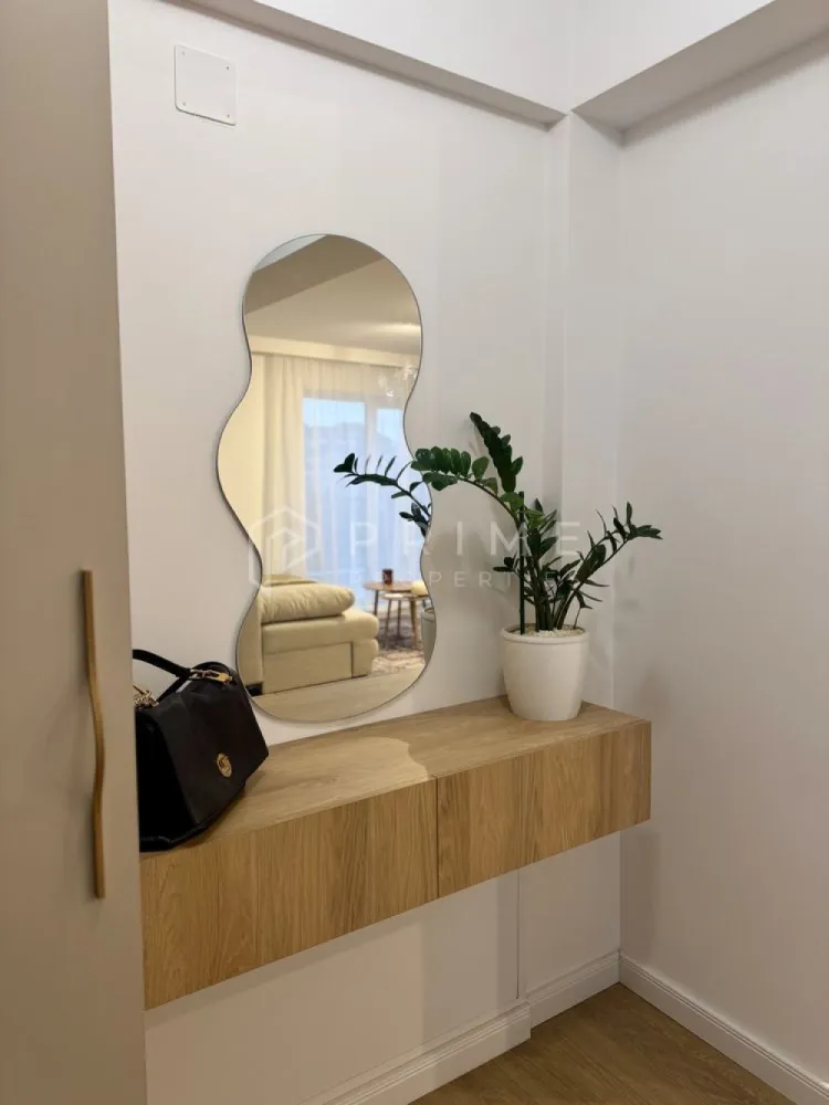 PRIMA ÎNCHIRIERE | Apartament 2 camere | AMA Residence - Echipa noastră vă propune spre închiriere un apartament modern cu 2 camere, situat în prestigiosul complex rezidențial AMA Residence, din cartierul Unirii. Proprietatea se află la prima închiriere, oferind viitorilor locatari avantajul unui spațiu complet nou, neutilizat anterior.

Apartamentul are o compartimentare semidecomandată, fiind gândit pentru a oferi un confort maxim și o atmosferă primitoare.

Caracteristici principale:
Locație: Cartierul Unirii, complex AMA Residence (bloc nou).
Etaj: Situat la etajul 3, într-un imobil dotat cu lift modern.
Stare: Mobilat și utilat complet, cu dotări de ultimă generație.
Exterior: Dispune de un balcon spațios, ideal pentru momentele de relaxare.

Facilități incluse:
Loc de parcare: Proprietatea include un loc de parcare exterior privat.
Confort: Finisaje de calitate superioară și un ambient modern.

Condiții de închiriere:
Preț chirie: 450 Euro / lună.
Garanție: 500 Euro.

Comision agenție: 50% din contravaloarea primei chirii.

Apartamentul este ideal pentru cei care caută un stil de viață modern și liniștit într-unul dintre cele mai noi puncte rezidențiale ale orașului. Pentru detalii suplimentare sau pentru a programa o vizionare, vă rugăm să ne contactați cu încredere!