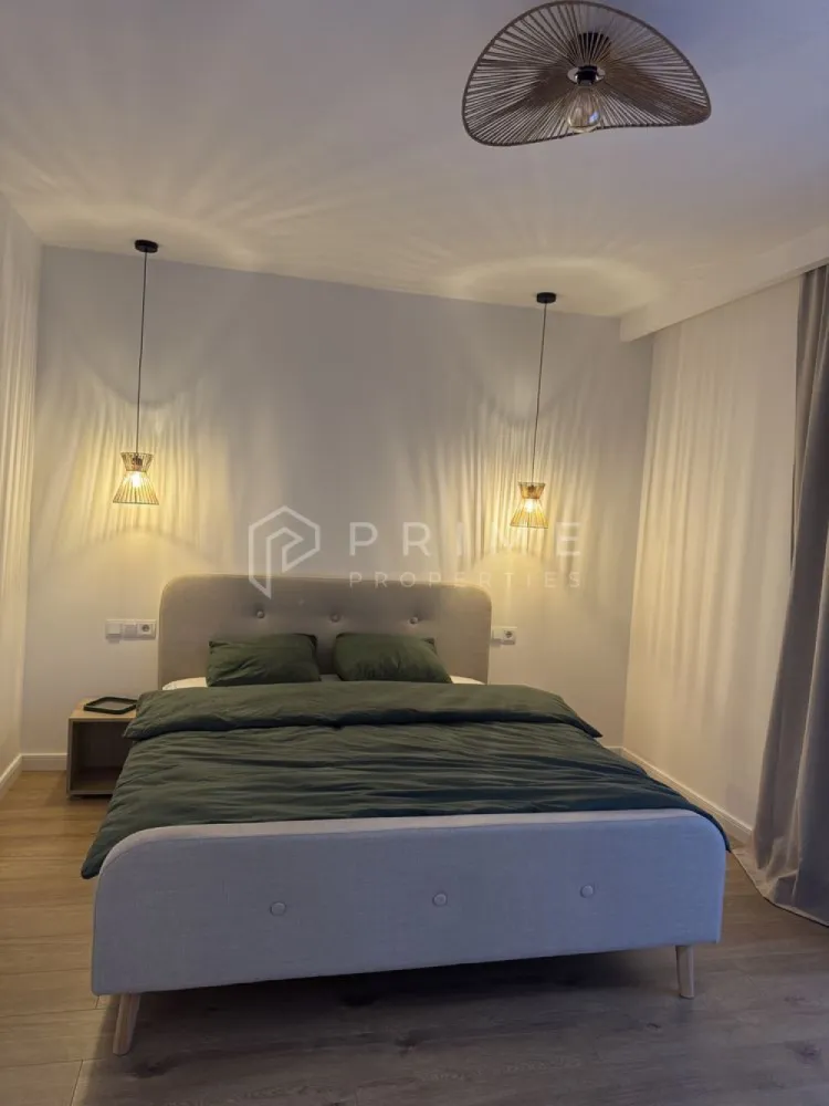 PRIMA ÎNCHIRIERE | Apartament 2 camere | AMA Residence - Echipa noastră vă propune spre închiriere un apartament modern cu 2 camere, situat în prestigiosul complex rezidențial AMA Residence, din cartierul Unirii. Proprietatea se află la prima închiriere, oferind viitorilor locatari avantajul unui spațiu complet nou, neutilizat anterior.

Apartamentul are o compartimentare semidecomandată, fiind gândit pentru a oferi un confort maxim și o atmosferă primitoare.

Caracteristici principale:
Locație: Cartierul Unirii, complex AMA Residence (bloc nou).
Etaj: Situat la etajul 3, într-un imobil dotat cu lift modern.
Stare: Mobilat și utilat complet, cu dotări de ultimă generație.
Exterior: Dispune de un balcon spațios, ideal pentru momentele de relaxare.

Facilități incluse:
Loc de parcare: Proprietatea include un loc de parcare exterior privat.
Confort: Finisaje de calitate superioară și un ambient modern.

Condiții de închiriere:
Preț chirie: 450 Euro / lună.
Garanție: 500 Euro.

Comision agenție: 50% din contravaloarea primei chirii.

Apartamentul este ideal pentru cei care caută un stil de viață modern și liniștit într-unul dintre cele mai noi puncte rezidențiale ale orașului. Pentru detalii suplimentare sau pentru a programa o vizionare, vă rugăm să ne contactați cu încredere!