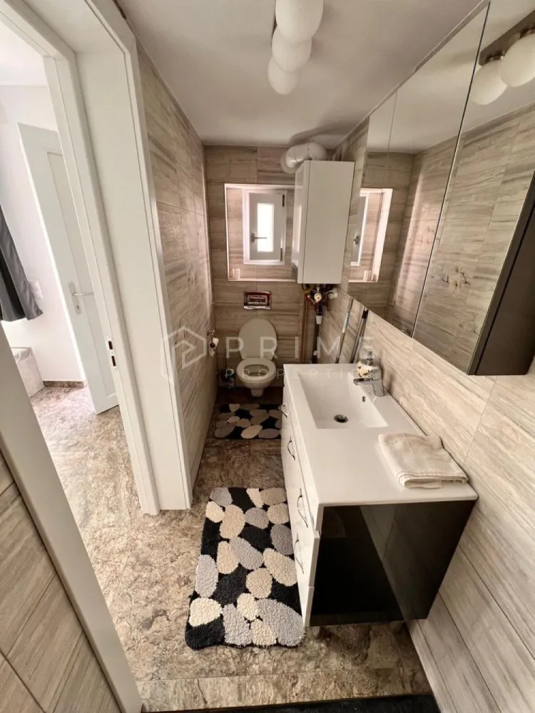 ULTRA-CENTRAL | Ideal Studenți UMFST | Apartament Premium - Descriere:
Echipa noastră vă propune spre închiriere un apartament deosebit, situat chiar în inima orașului Târgu Mureș, pe strada Revoluției nr. 24. Proaspăt renovată și mobilată, această locuință reprezintă opțiunea ideală pentru studenții Universității de Medicină, Farmacie, Științe și Tehnologie (UMFST), fiind situată la doar câteva minute de mers pe jos de facultate.

Apartamentul îmbină farmecul zonei istorice cu dotări moderne de ultimă generație, oferind un mediu de studiu și relaxare liniștit și confortabil.

Dotări și Confort:
Confort Termic: Sistem de încălzire în pardoseală, ideal pentru un confort sporit și costuri de întreținere optimizate.
Ambient: Mobilier complet nou, modern și funcțional, ales special pentru a crea un spațiu primitor.
Organizare: Beneficiați de o pivniță și spații generoase de depozitare pentru o mai bună gestionare a lucrurilor personale.

Exterior și Relaxare:
Un avantaj major al acestei proprietăți este curtea proprie, un spațiu privat unde vă puteți relaxa după cursuri:
Zonă liniștită în aer liber.
Spațiu special amenajat pentru grătar, perfect pentru momentele petrecute cu colegii sau familia.

Localizare Strategică:
Fiind situat ultra-central, aveți totul la îndemână:
Educație: Acces rapid și facil către UMFST.
Lifestyle: Restaurante, cafenele, biblioteci și stații de transport public în imediata proximitate.

Condiții de închiriere:
Preț chirie: 550 EUR
Garanție: se percepe o lună garanție.
Comision agenție: 50% din prima lună de chirie.

Vă invităm să ne contactați pentru a programa o vizionare. Este un spațiu modern, pregătit să devină „acasă” pe parcursul anilor de studii!