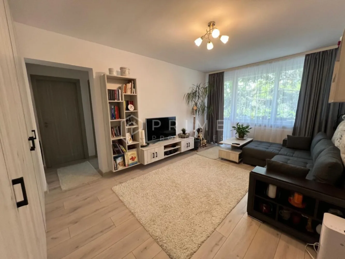 Apartament 2 camere | Aleea Carpați | Etaj 3/4 | Balcon 9 mp - Vă propunem spre vânzare un apartament cochet, renovat și frumos amenajat, situat în zona Aleea Carpați, una dintre cele mai liniștite și verzi zone din Târgu Mureș, la doar câțiva pași de râul Mureș.

🔹 Detalii proprietate:
2 camere
Etaj 3 din 4 (intermediar)
Balcon generos de 9 mp
Baie cu geam

🔹 Design & confort
Apartamentul a fost renovat și este amenajat cu bun gust, fiind complet mobilat și utilat, pregătit pentru mutare imediată.
Spațiu luminos și primitor
Compartimentare practică
Perete exterior izolat pe interior – pentru un plus de confort termic

🌳 Locație
Zona oferă un cadru ideal pentru relaxare, fiind foarte liniștită și înconjurată de verdeață, cu acces rapid către promenada de pe malul Mureșului, magazine și alte facilități.

🔹 Beneficii suplimentare:
Spațiu de depozitare comun pe etaj
Vecinătate plăcută
Ideal pentru locuință sau investiție

Un apartament echilibrat, într-o zonă apreciată pentru liniște și natură.

Vă invităm să ne contactați pentru detalii și programarea unei vizionări.