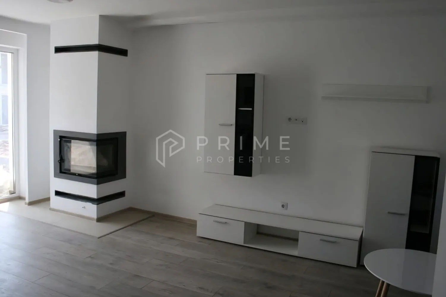 Casă tip duplex complet amenajată si mobilată | șemineu și garaj | - Vă prezentăm spre vânzare această casă tip duplex cu o suprafață utilă de 110mp, construită în 2018 complet mobilată și utilată, gata de locuire, situată în cartierul Unirii foarte aproape de Podul Mureș.
Casă construită din cărămidă, fundație de beton, acoperită cu țiglă, cu un regim de înălțime parter și etaj cu sistem de izolație exterioară din polistiren și tencuială decorativă, pe un teren de 250mp.
Terenul este împrejmuit de un gard de bolțari înalt de 2m pentru intimitate sporită.
Compartimentare:
LA PARTER: intrare hol cu ușă termopan, sufrageria generoasă cu acces la terasă.
bucătărie open space mobilată și utilată, baie de serviciu cu cabină de duș.
ETAJ: La etaj găsim 3 dormitoare mobilate, baia mare cu cadă.
Acces la pod finisat și izolat, dotat cu geamuri ,pe scară retractabilă.
Proprietatea deține un șemineu modern pe lemne excelent pentru încălzirea eficientă și rapidă a locuinței, creând în același timp o atmosferă relaxantă, intimă și estetică.

La Prime Properties, fiecare tranzacție înseamnă mai mult decât o simplă achiziție – este un proces complet, în care colaborăm cu cei mai buni profesioniști: notari, avocați, designeri, arhitecți, evaluatori, specialiști în certificate energetice, consultanți de credite imobiliare.
Astfel, atunci când alegi o proprietate prin noi, primești la pachet și siguranță, transparență și servicii impecabile pe tot parcursul drumului tău către casa ideală.
Ne dedicăm 100% fiecărui client, iar asta se reflectă în rezultate și în încrederea pe care o primim înapoi prin recomandările lor.
Proprietatea aceasta nu se potrivește exact nevoilor tale?
Lasă-ne să îți găsim alternativa potrivită. Agentul nostru îți va oferi soluții avantajoase și adaptate stilului tău de viață.
📞 Contactează-ne astăzi. Până acum nu am dezamăgit niciun client – și nu vom începe cu tine.
Comision 0% pentru cumpărători