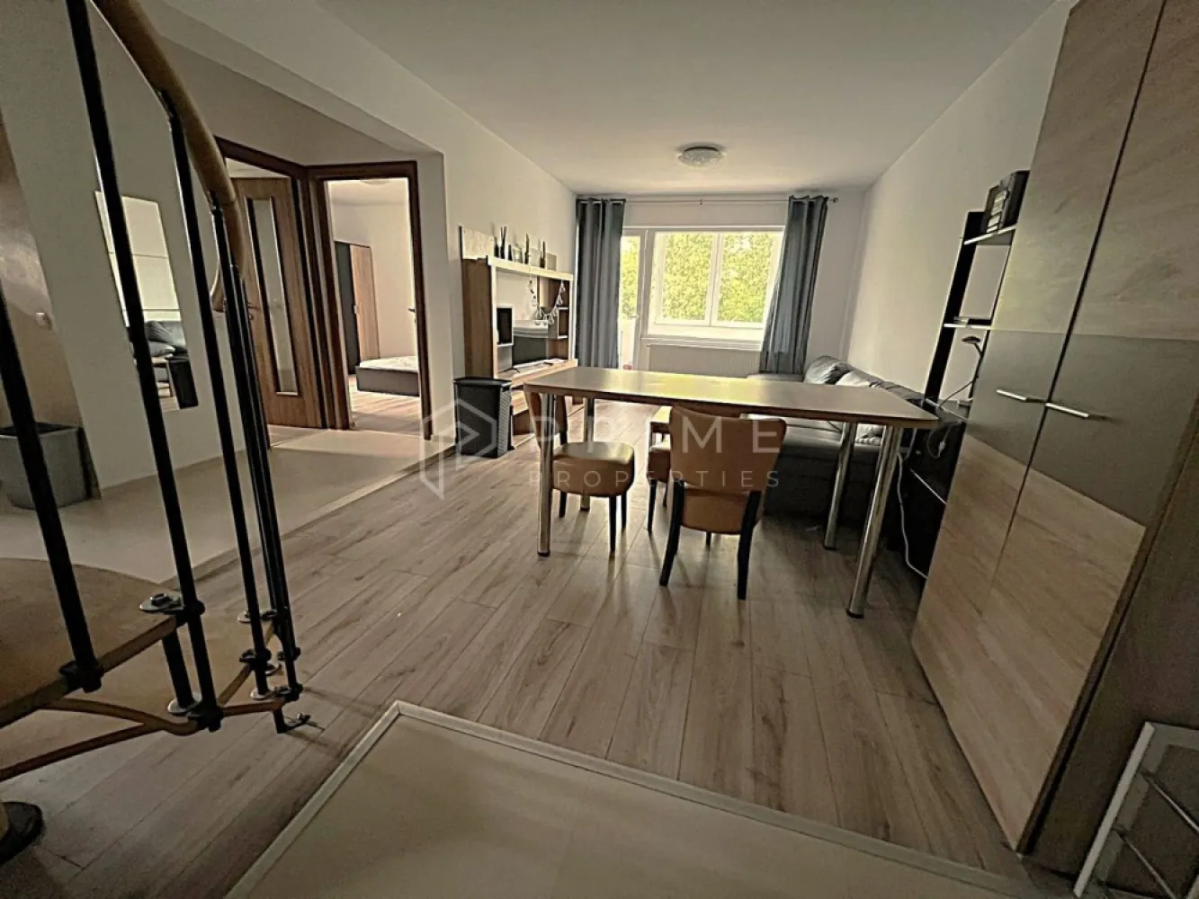 Apartament penthouse modern de vânzare, 4 camere, în Cornișa - Apartamentul are un preț de ocazie pentru suprafața lui, modul în care este amenajat, mobilat și utilat complet și pentru zona în care este situat, în cartierul Cornișa.
Desfășurarea apartamentului este pe două niveluri, cu scară interioară. La primul nivel se găsesc holul de intrare, livingul cu ieșire pe balcon, bucătăria, un dormitor spațios și o baie. La cel de-al doilea nivel se găsesc 2 dormitoare spațioase și o baie. Dintr-un dormitor foarte spațios de la etaj se pot face două dormitoare, incăperea având două uși.
Confortul termic este asigurat de centrala termică proprie, întregul imobil fiind izolat exterior.
Apartamentul se găsește la etajul 4 și 5 într-un bloc cu 5 etaje.
Zona unde este amplasat apartamentul este una ideală atât pentru cei care caută o nouă casă cât și pentru investitori, apartamentul fiind foarte căutat pentru închiriere.

Pentru clienții cumpărători, comisionul este 0%.
La Prime Properties, fiecare tranzacție înseamnă mai mult decât o simplă achiziție – este un proces complet, în care colaborăm cu cei mai buni profesioniști: notari, avocați, designeri, arhitecți, evaluatori, specialiști în certificate energetice, consultanți de credite imobiliare.
Astfel, atunci când alegi o proprietate prin noi, primești la pachet și siguranță, transparență și servicii impecabile pe tot parcursul drumului tău către casa ideală.
Ne dedicăm 100% fiecărui client, iar asta se reflectă în rezultate și în încrederea pe care o primim înapoi prin recomandările lor.
Proprietatea aceasta nu se potrivește exact nevoilor tale?
Lasă-ne să îți găsim alternativa potrivită. Cosultantul nostru îți va oferi soluții avantajoase și adaptate stilului tău de viață.
