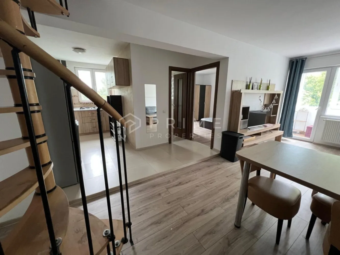 Apartament penthouse modern de vânzare, 4 camere, în Cornișa - Apartamentul are un preț de ocazie pentru suprafața lui, modul în care este amenajat, mobilat și utilat complet și pentru zona în care este situat, în cartierul Cornișa.
Desfășurarea apartamentului este pe două niveluri, cu scară interioară. La primul nivel se găsesc holul de intrare, livingul cu ieșire pe balcon, bucătăria, un dormitor spațios și o baie. La cel de-al doilea nivel se găsesc 2 dormitoare spațioase și o baie. Dintr-un dormitor foarte spațios de la etaj se pot face două dormitoare, incăperea având două uși.
Confortul termic este asigurat de centrala termică proprie, întregul imobil fiind izolat exterior.
Apartamentul se găsește la etajul 4 și 5 într-un bloc cu 5 etaje.
Zona unde este amplasat apartamentul este una ideală atât pentru cei care caută o nouă casă cât și pentru investitori, apartamentul fiind foarte căutat pentru închiriere.

Pentru clienții cumpărători, comisionul este 0%.
La Prime Properties, fiecare tranzacție înseamnă mai mult decât o simplă achiziție – este un proces complet, în care colaborăm cu cei mai buni profesioniști: notari, avocați, designeri, arhitecți, evaluatori, specialiști în certificate energetice, consultanți de credite imobiliare.
Astfel, atunci când alegi o proprietate prin noi, primești la pachet și siguranță, transparență și servicii impecabile pe tot parcursul drumului tău către casa ideală.
Ne dedicăm 100% fiecărui client, iar asta se reflectă în rezultate și în încrederea pe care o primim înapoi prin recomandările lor.
Proprietatea aceasta nu se potrivește exact nevoilor tale?
Lasă-ne să îți găsim alternativa potrivită. Cosultantul nostru îți va oferi soluții avantajoase și adaptate stilului tău de viață.
