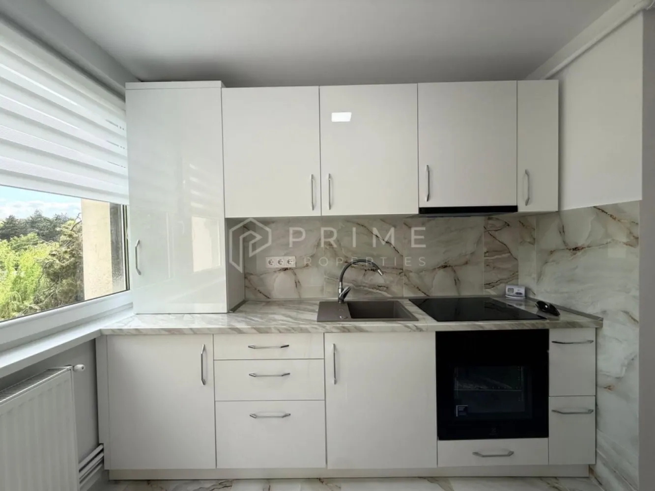 PRIMA ÎNCHIRIERE | 2 Camere Decomandat | Zona Cornișa - UMFST - Echipa noastră vă propune spre închiriere un apartament cu 2 camere, complet decomandat, situat în cea mai căutată zonă a orașului pentru studenți și cadre medicale: Cartierul Cornișa.

Locuința a fost integral renovată în martie 2026, totul fiind nou și pregătit pentru a-și primi primul chiriaș.
Cu o suprafață de 50 mp, apartamentul oferă un spațiu generos, aerisit și extrem de curat.

Detalii proprietate:
Compartimentare: Decomandat (camere separate pentru intimitate maximă).
Suprafață: 50 mp.
Stare: Recent renovat (finisaje moderne, instalații verificate).
Mobilier & Electrocasnice: Se închiriază complet mobilat și utilat cu tot necesarul pentru un confort sporit.

Localizare și avantaje:
Proximitate UMFST: Situat la doar câteva minute de mers pe jos de Universitatea de Medicină, Farmacie, Științe și Tehnologie.
Zonă: Cornișa este recunoscută ca fiind o zonă foarte liniștită, verde și sigură.
Facilități: În apropiere se află spitalele, stații de transport în comun, magazine și zone de recreere.

Condiții de închiriere:
Disponibilitate: Ocupabil începând cu data de 1 Mai.
Termen: Se închiriază exclusiv pe termen lung.

Chirie lunară: 600 Euro/lună.
Garanție: Contravaloarea unei chirii.
Comision agenție: 50% din contravaloarea primei chirii.

Acest apartament reprezintă alegerea ideală pentru cei care își doresc să locuiască într-un spațiu modern, unde totul este nou, într-o locație strategică.

Pentru mai multe detalii sau pentru a programa o vizionare, vă rugăm să ne contactați. Echipa noastră vă stă cu drag la dispoziție!